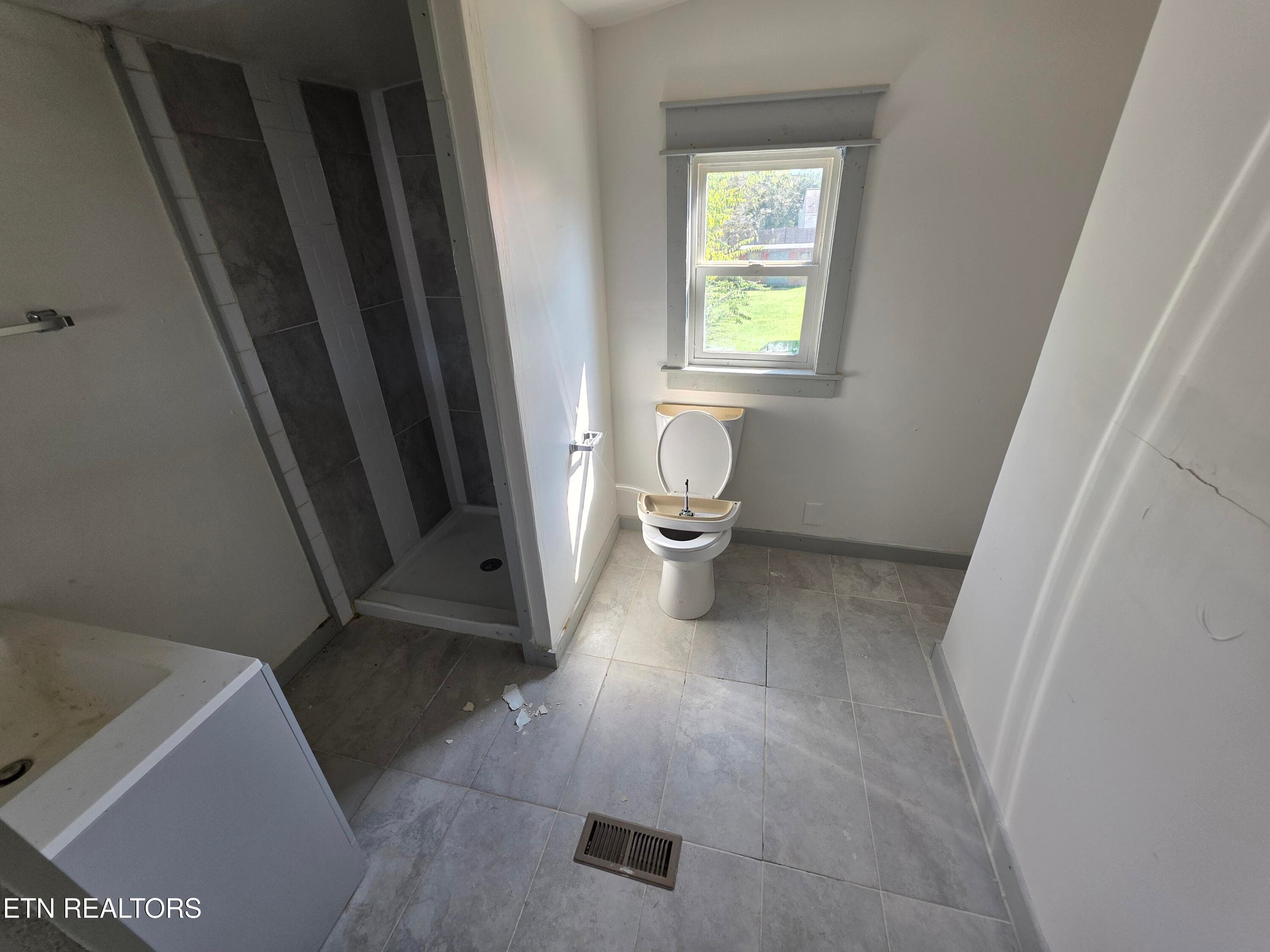 Bath #1 - 3906 Luwana Lane, Knoxville, TN 37917