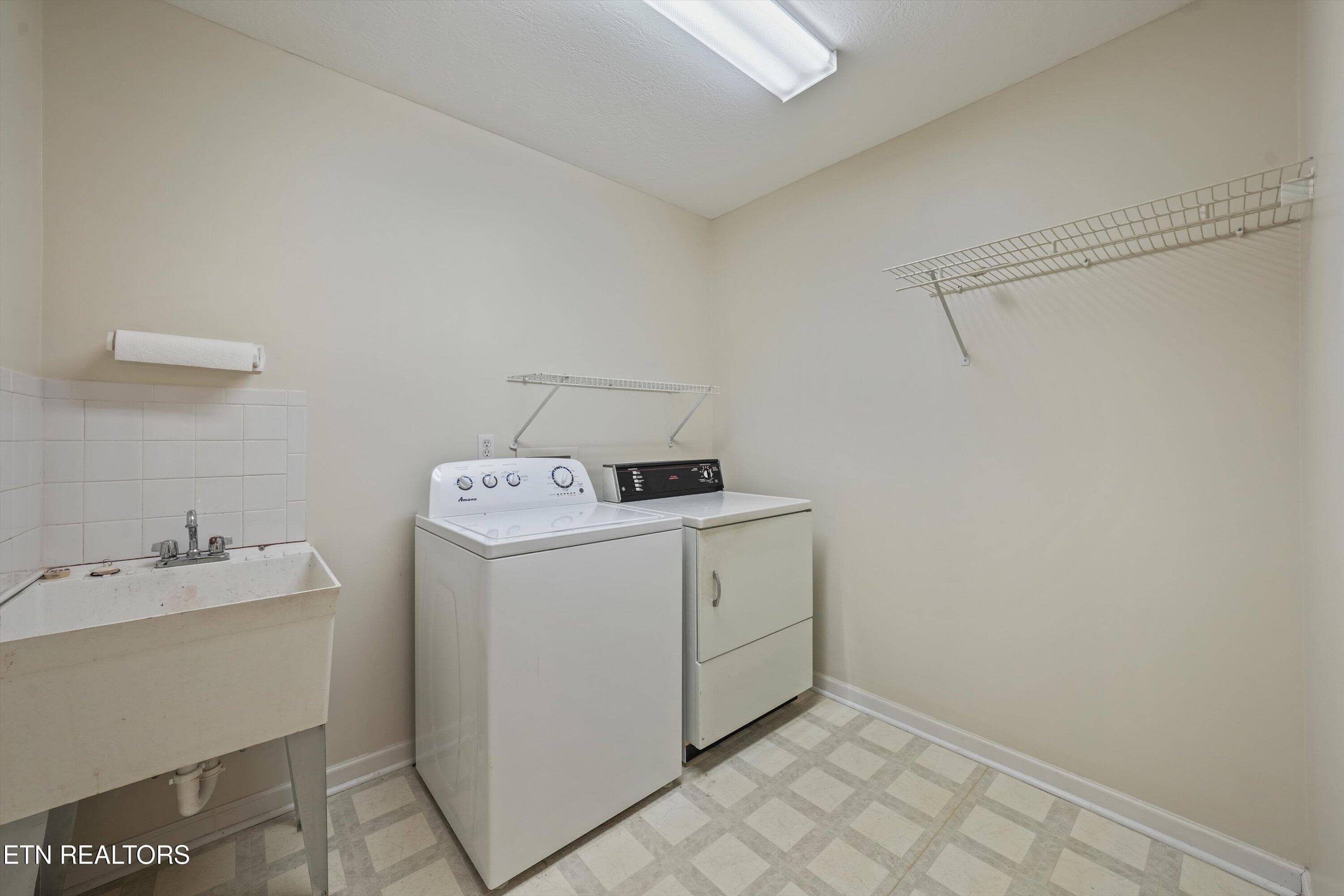 28-2560 Hirst Cir 20 - 2560 Hirst Circle, Lenoir City, TN 37772
