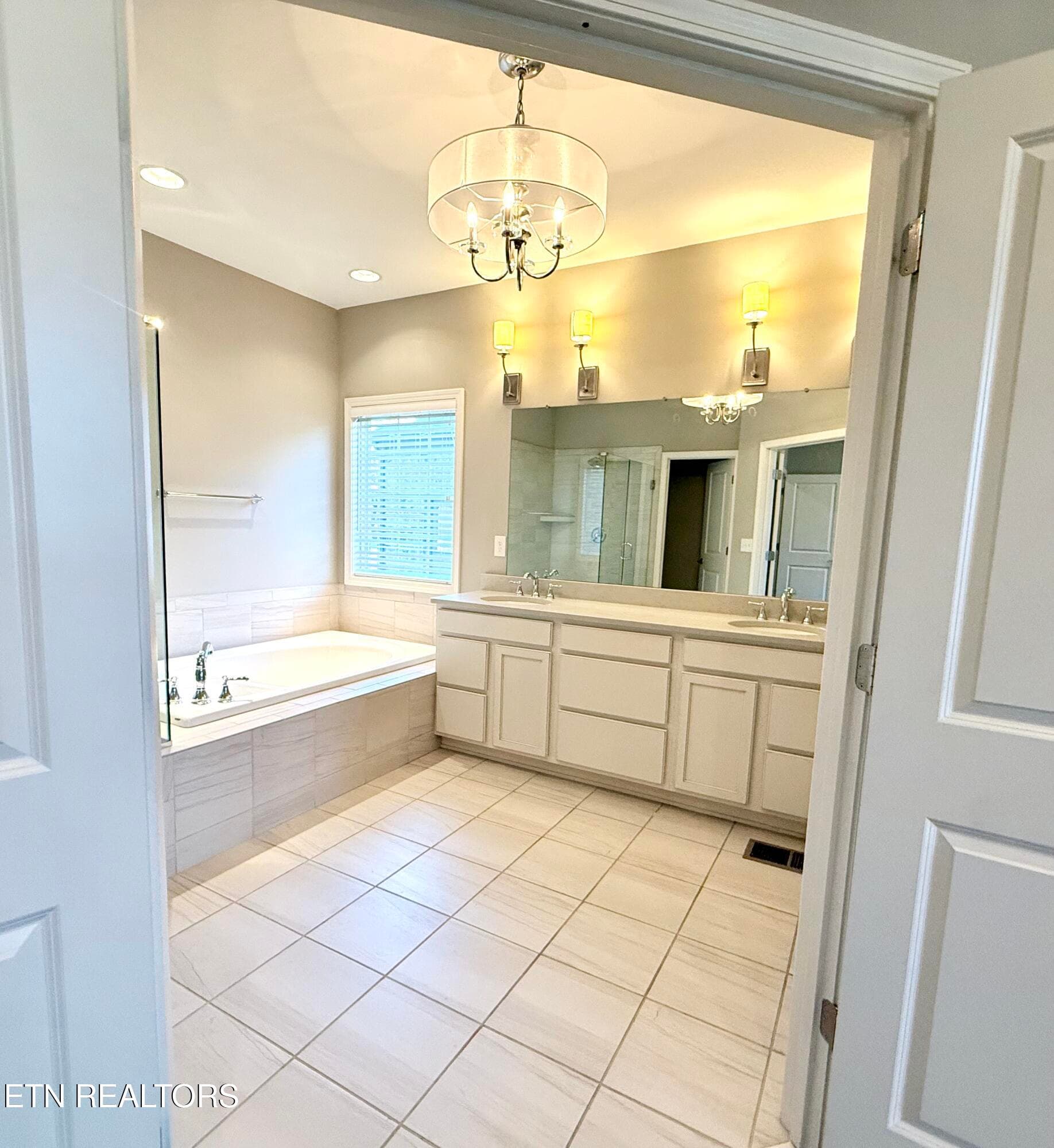 primary bath - 1027 Prince George Parish Drive, Knoxville, TN 37934