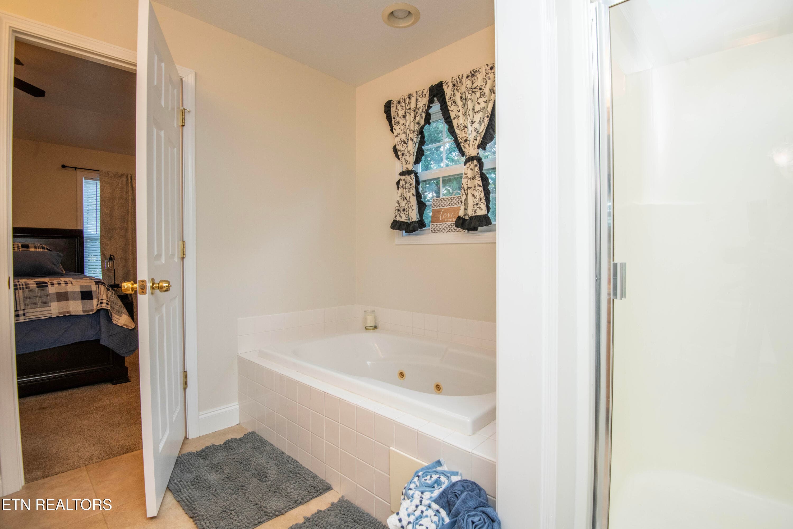 master bath 2 - 719 Rocky Springs Rd, Madisonville, TN 37354