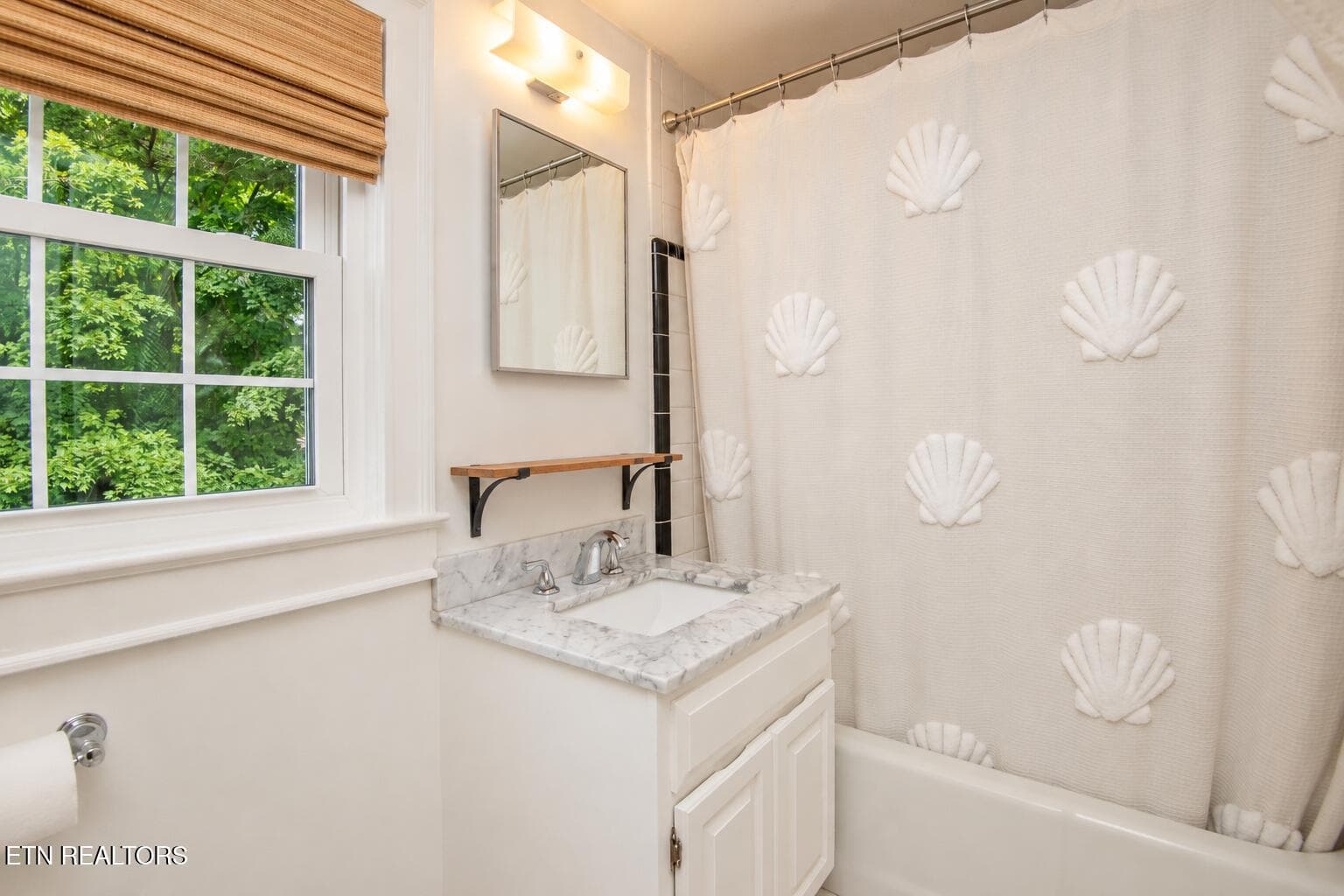 Bright Coastal Bathroom Listing - 6809 Nubbin Ridge Drive, Knoxville, TN 37919