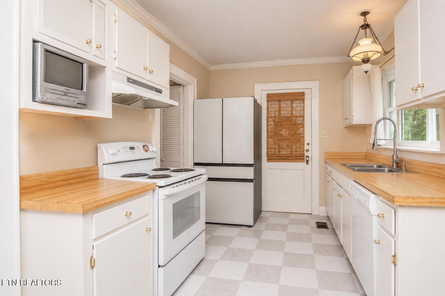 Bright Empty Galley Kitchen - 6809 Nubbin Ridge Drive, Knoxville, TN 37919