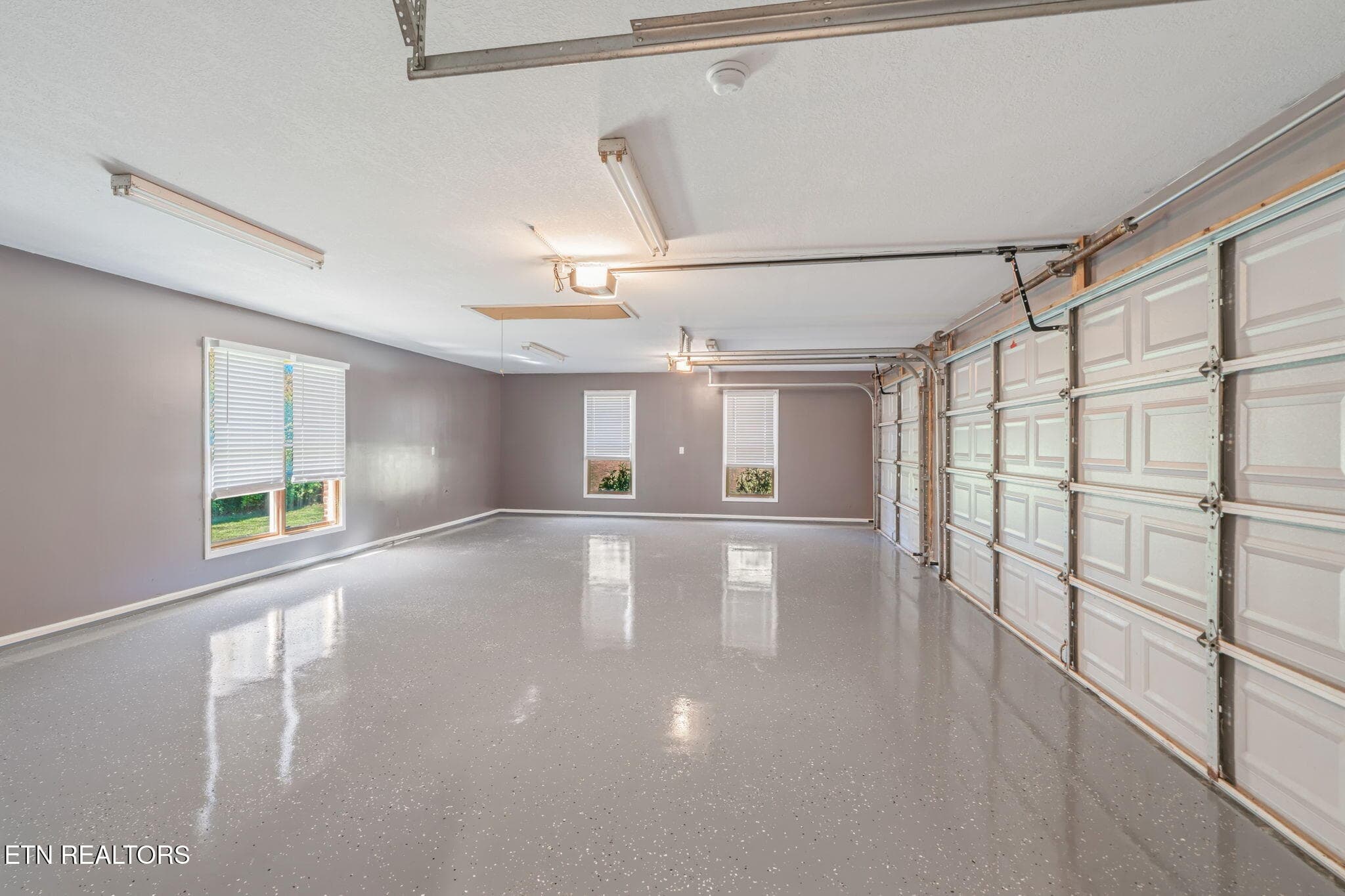 Garage - 8128 Heiskell Rd, Powell, TN 37849
