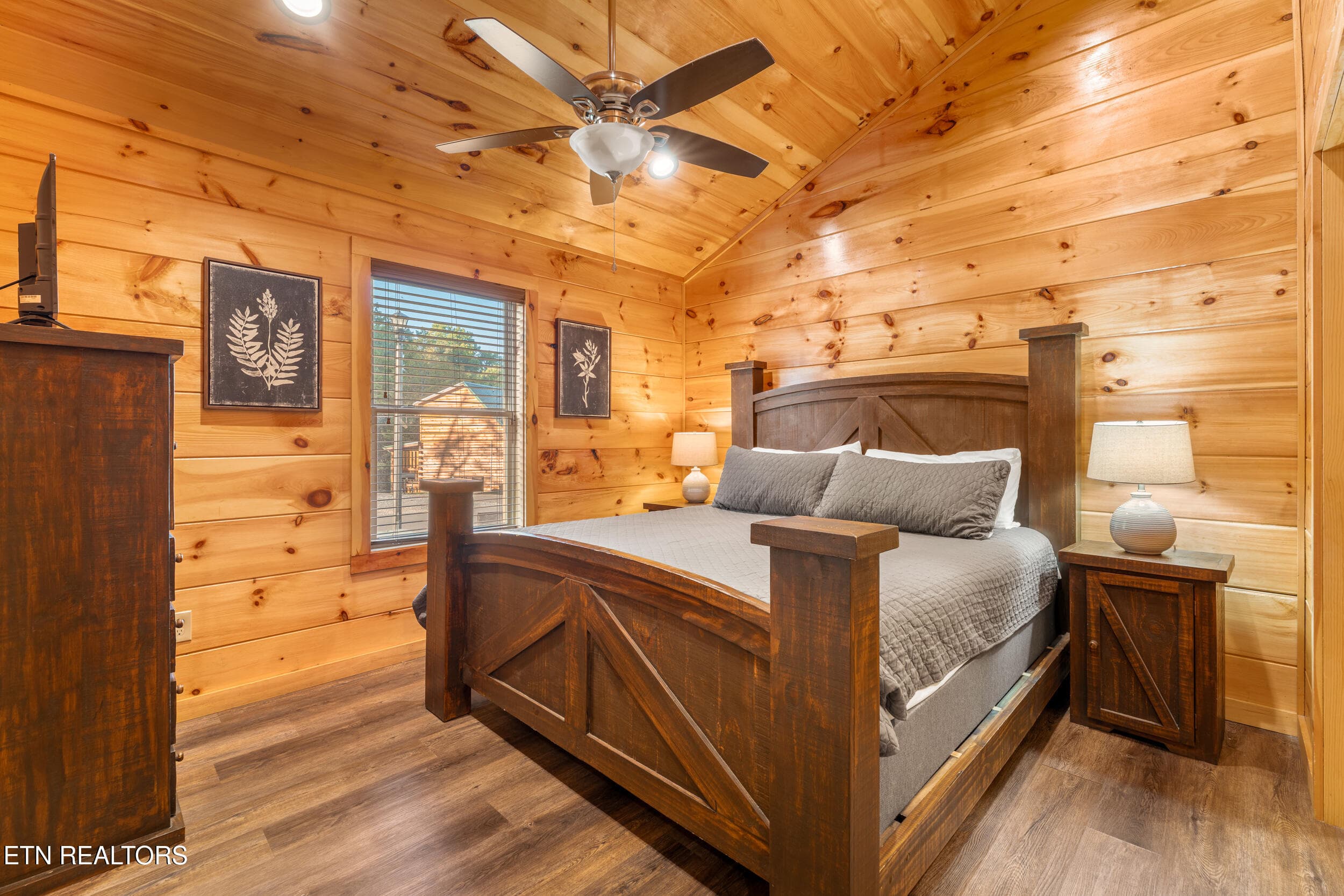 017 - 813 String Run Way St, Pigeon Forge, TN 37863