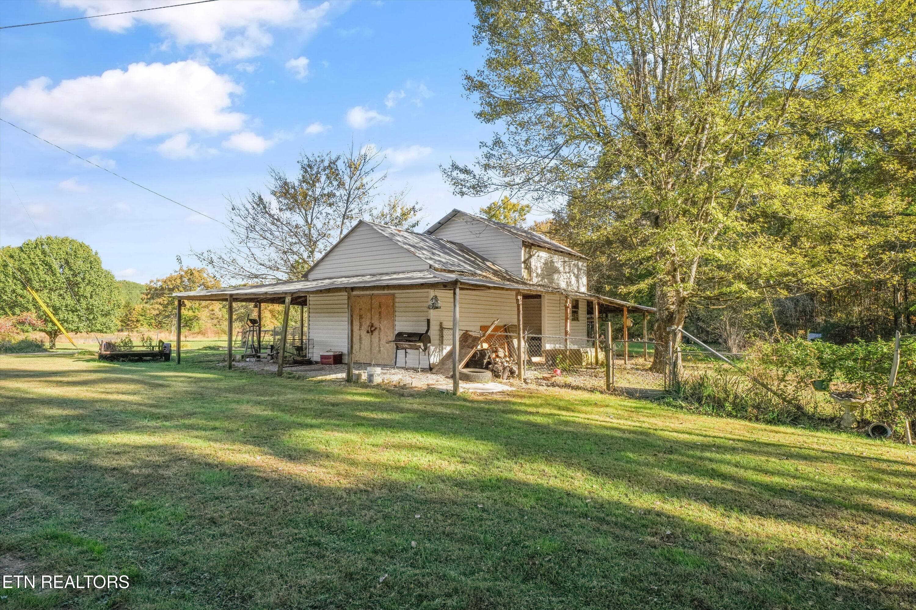 Detached Garage - Added Living Potential - 9438 Morgan County Hwy, Sunbright, TN 37872