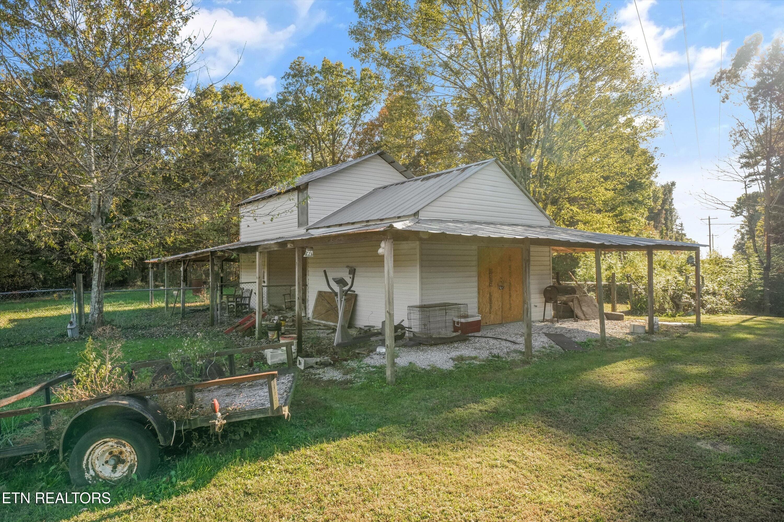 Detached Garage with Flexible Uses - 9438 Morgan County Hwy, Sunbright, TN 37872