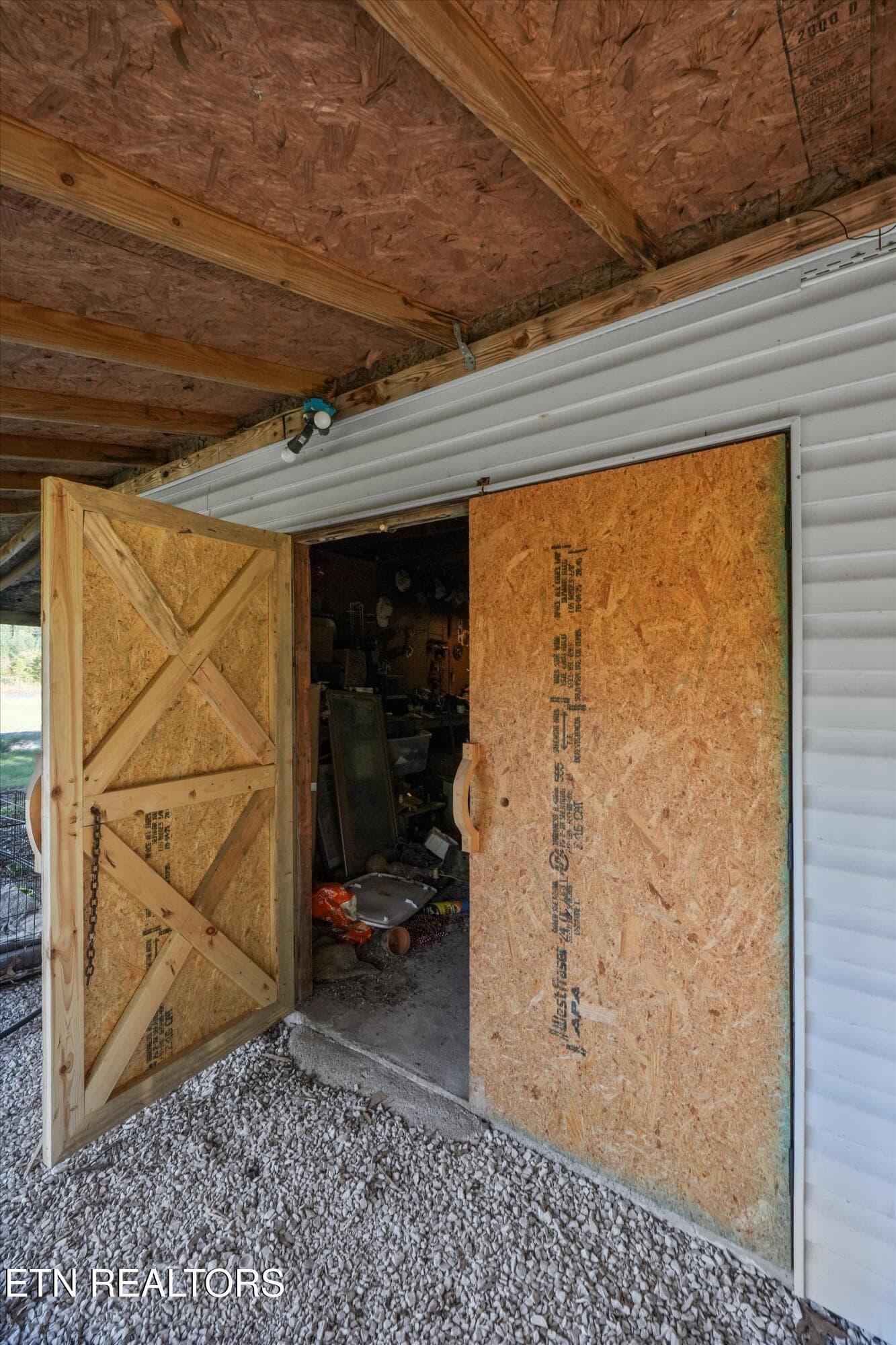 Detached Garage with Flexible Uses - 9438 Morgan County Hwy, Sunbright, TN 37872