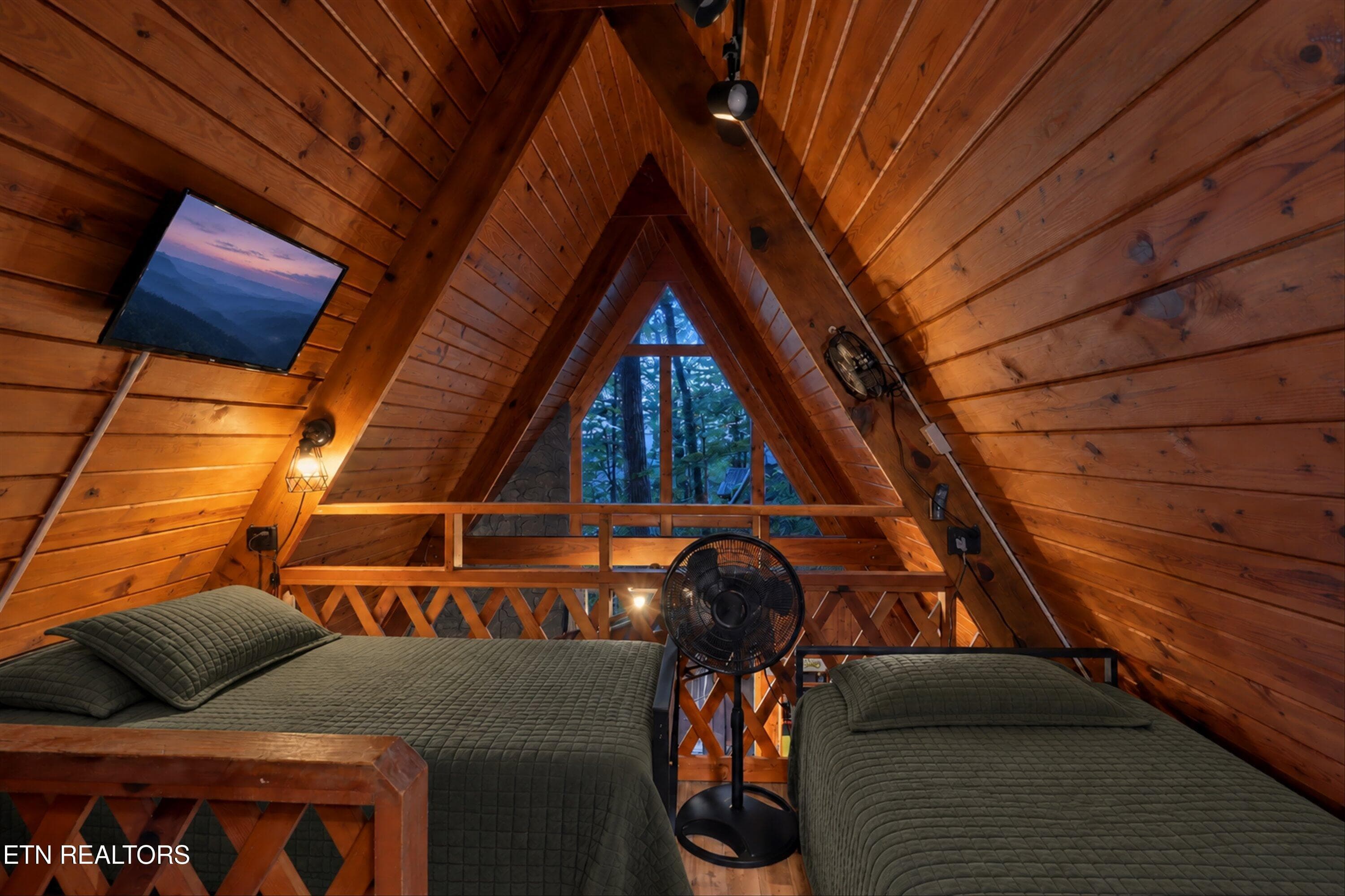 4-09-FINAL-9-cabin-bedding-twilight - 1161 Ski Mountain Rd, Gatlinburg, TN 37738