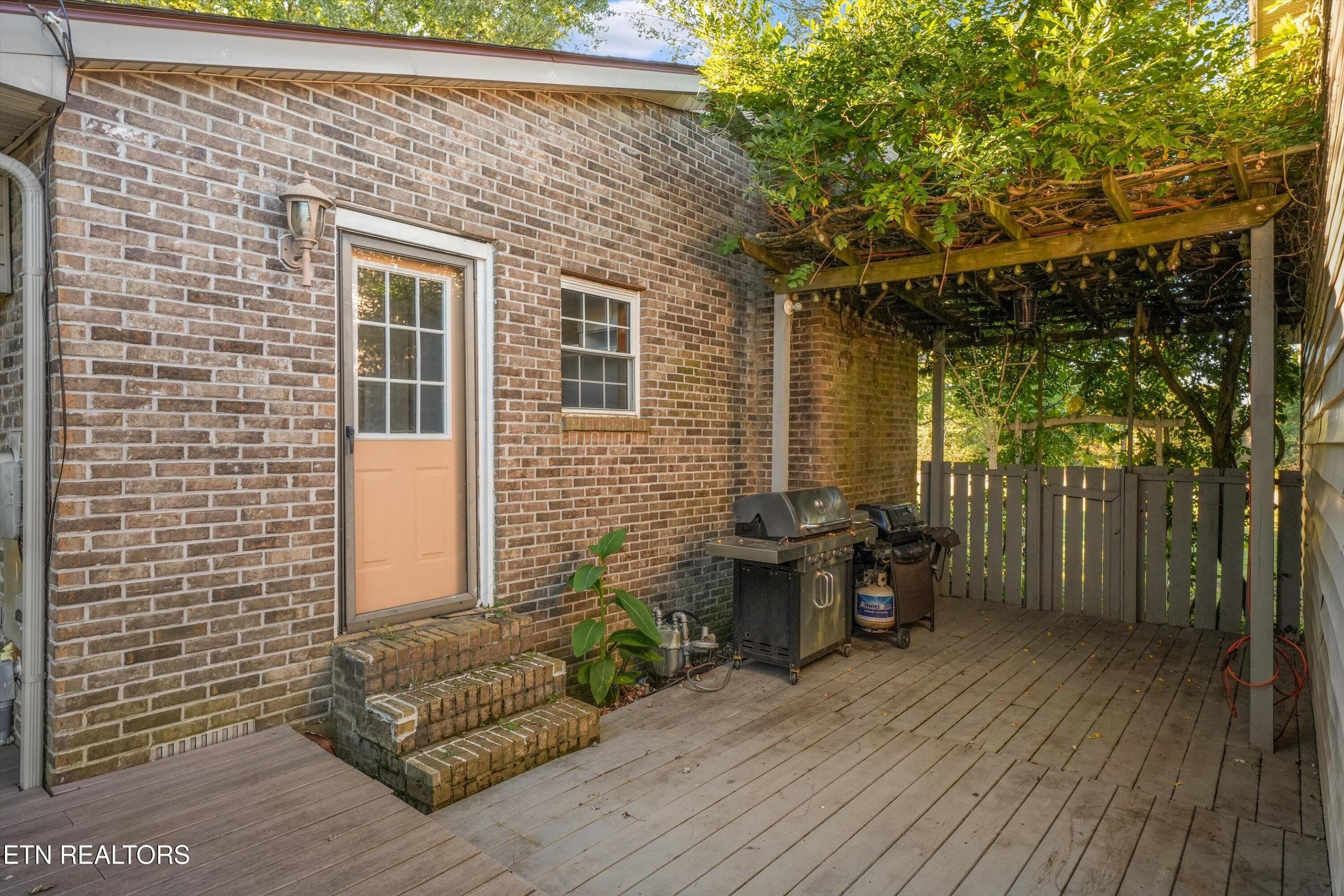Beautiful Patio - 9438 Morgan County Hwy, Sunbright, TN 37872