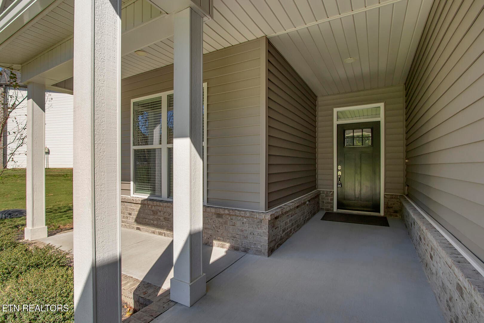 03_OganaLane_211_FrontPorch - 211 Ogana Lane, Loudon, TN 37774