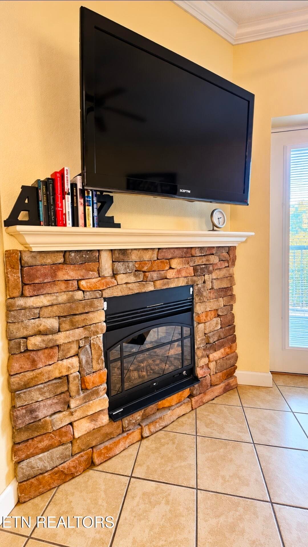 Cozy Den with Fireplace - 124 Plaza Drive UNIT 5406, Pigeon Forge, TN 37863