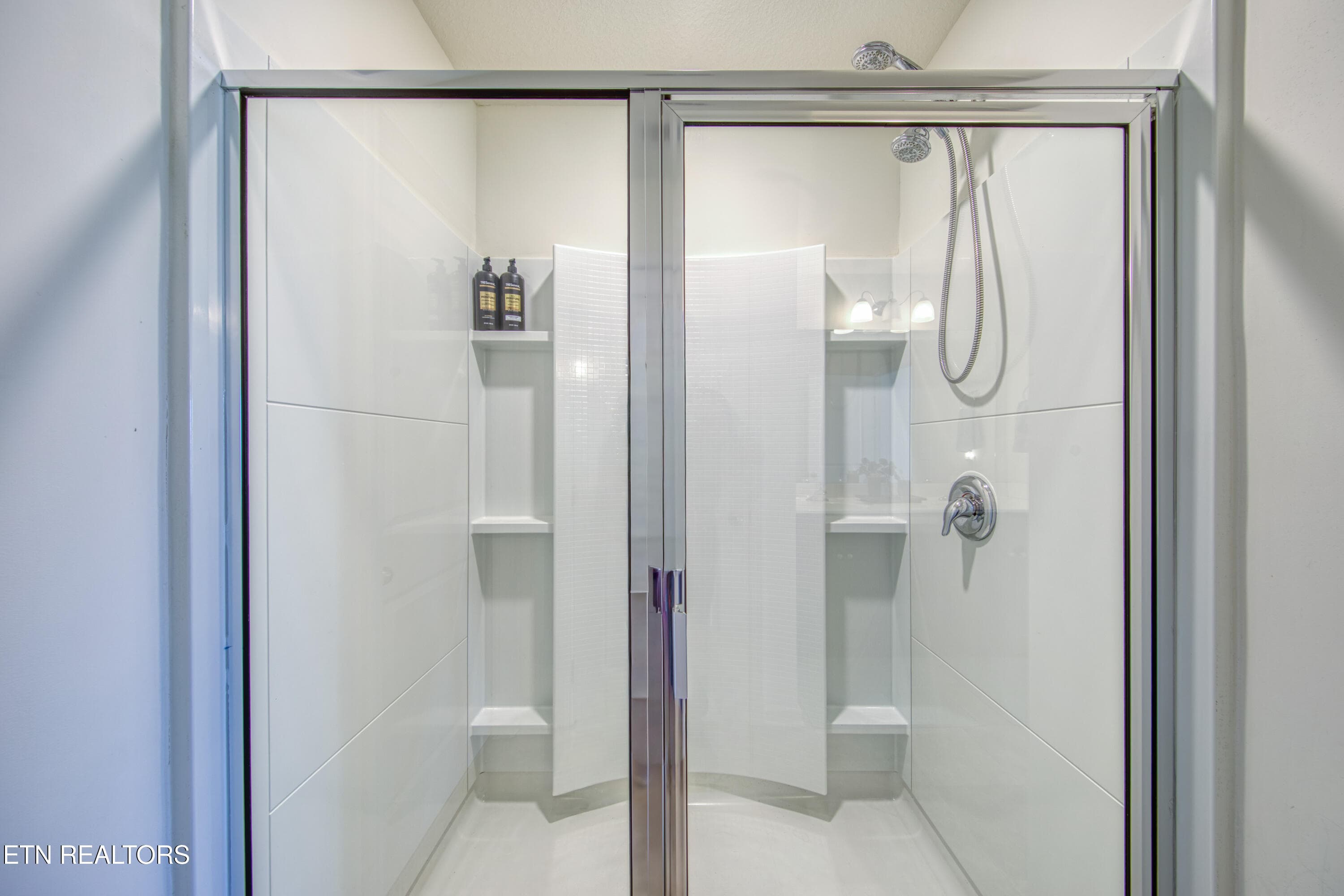 walk in shower - 460 Cedar Park Drive, Loudon, TN 37774