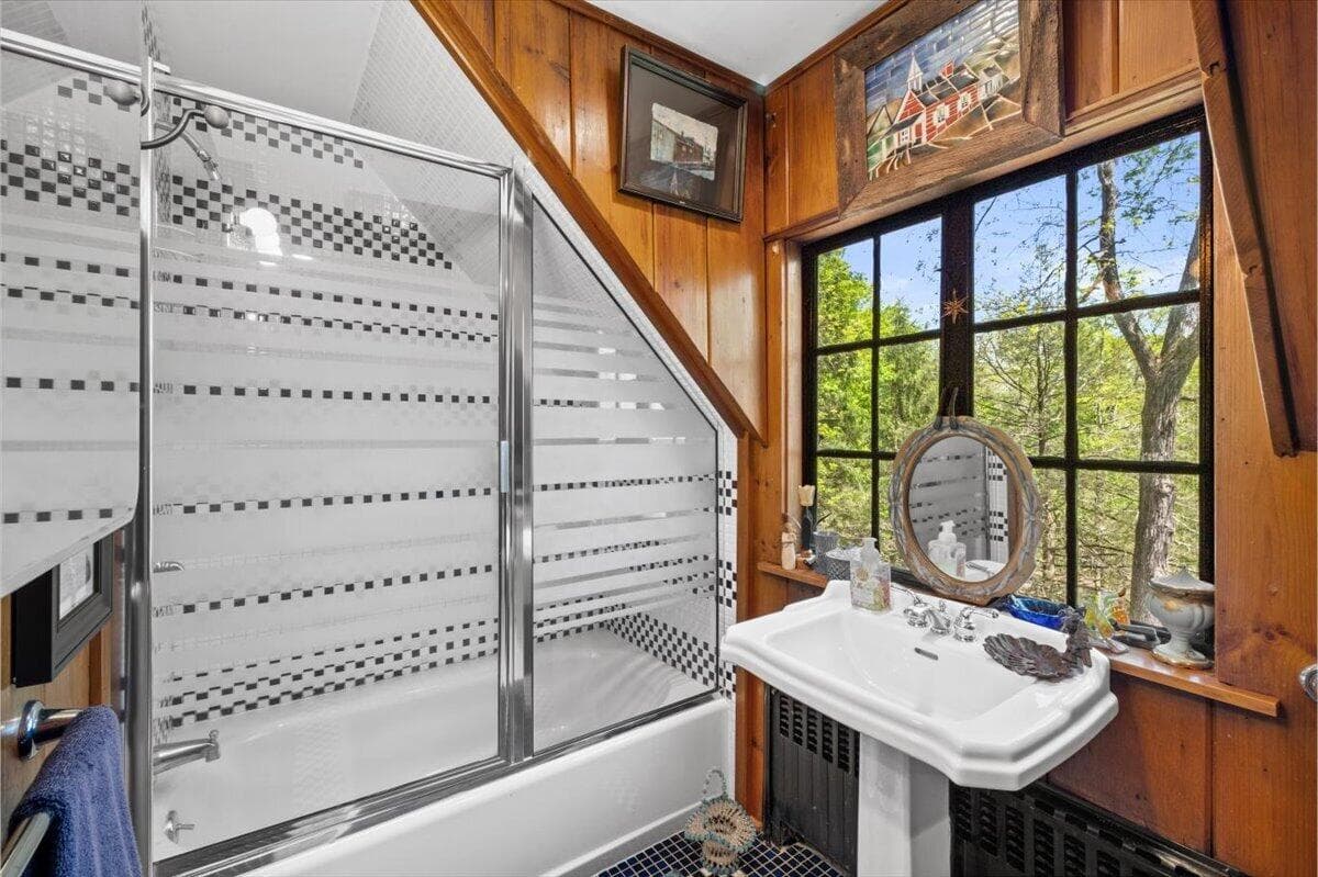 Upstairs Bathroom - 1341 Beaver Valley Road, Stroudsburg, PA 18360, Stroudsburg