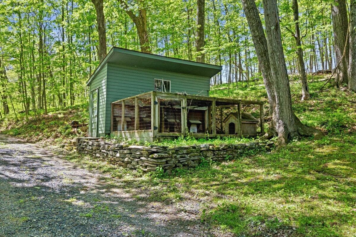 Kennel - 1341 Beaver Valley Road, Stroudsburg, PA 18360, Stroudsburg