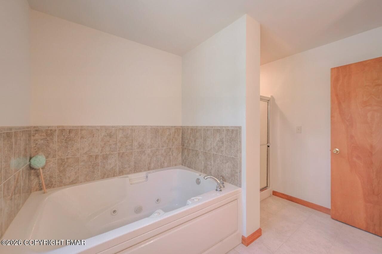 Large Tub - 107 Gollum Lane, Lehman, PA 18371, Lehman
