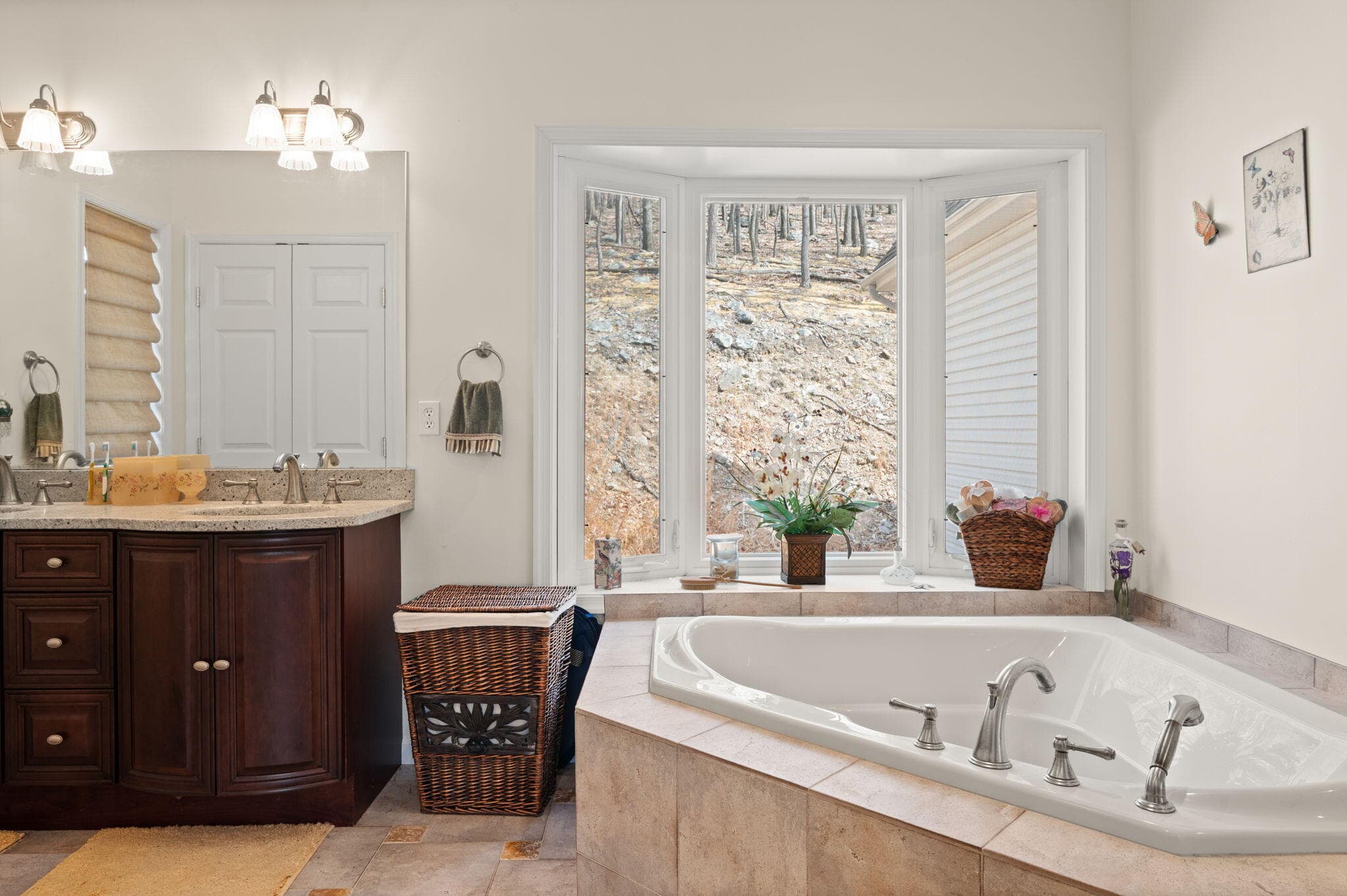 Deep soaking tun in en-suite - 8 Kickapoo Drive, Hazle Township, PA 18202, Hazle Township