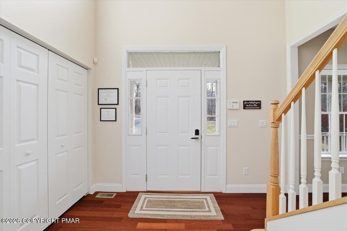 Entrance - 290 W Lakeview Road, Lackawaxen, PA 18435, Lackawaxen