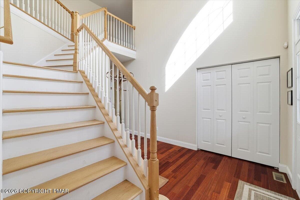 Stariway - 290 W Lakeview Road, Lackawaxen, PA 18435, Lackawaxen