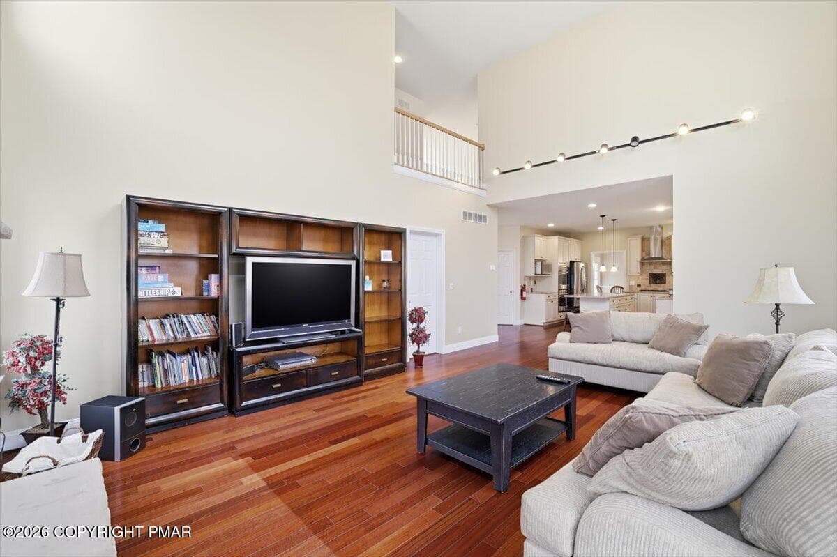 Family Room - 290 W Lakeview Road, Lackawaxen, PA 18435, Lackawaxen