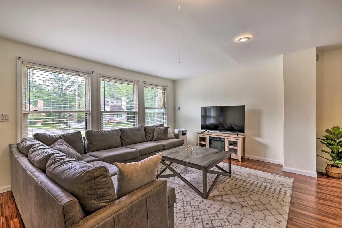 Country Pl Living Room - 542 Country Place Drive, Tobyhanna, PA 18466, Tobyhanna