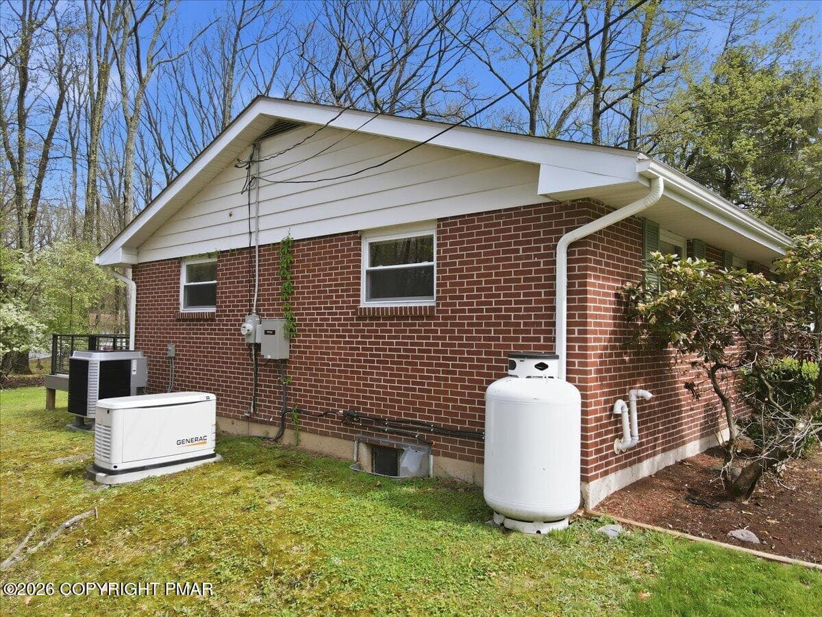 88-070_dji_fly_20260430_102520_933_17775 - 345 Laurel Lake Road, Bartonsville, PA 18321, Bartonsville