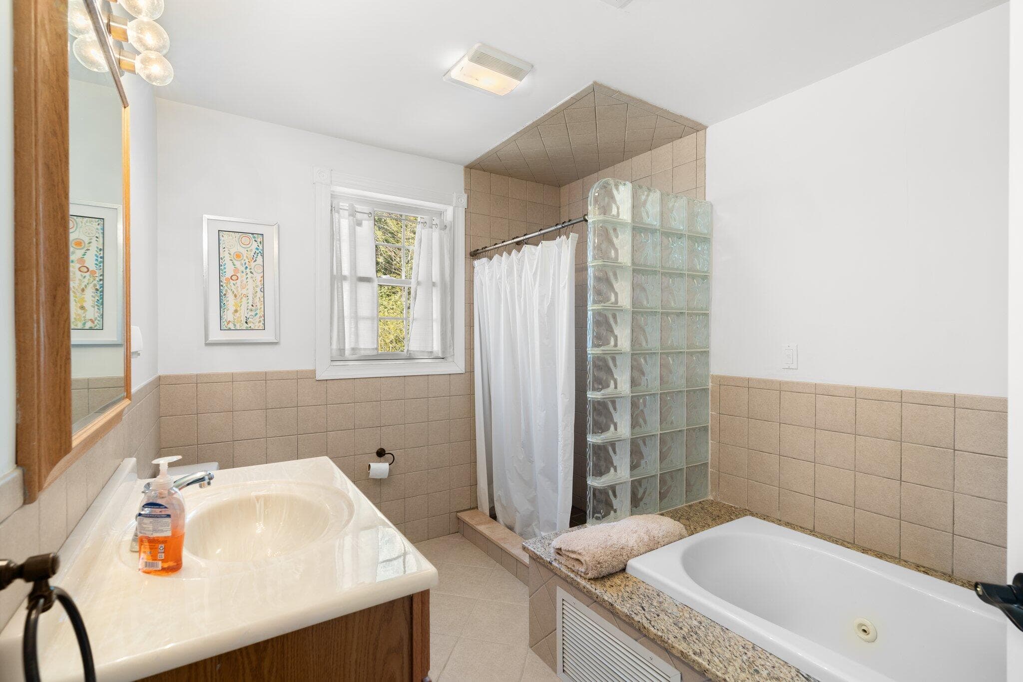 Full Bathroom - 235 Plantation Drive, Lehighton, PA 18235, Lehighton