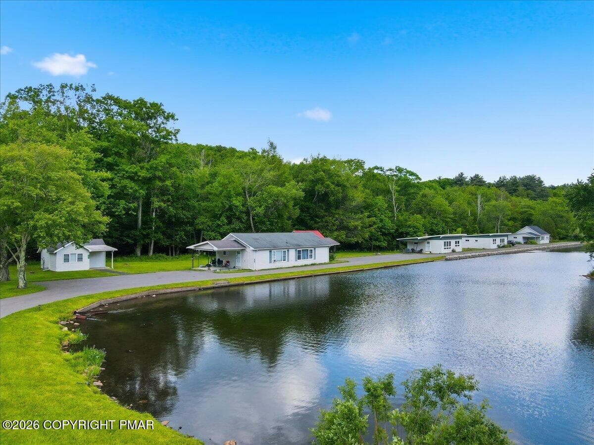 Lake Cottages - 306 Merwinsburg Road, Effort, PA 18330, Effort