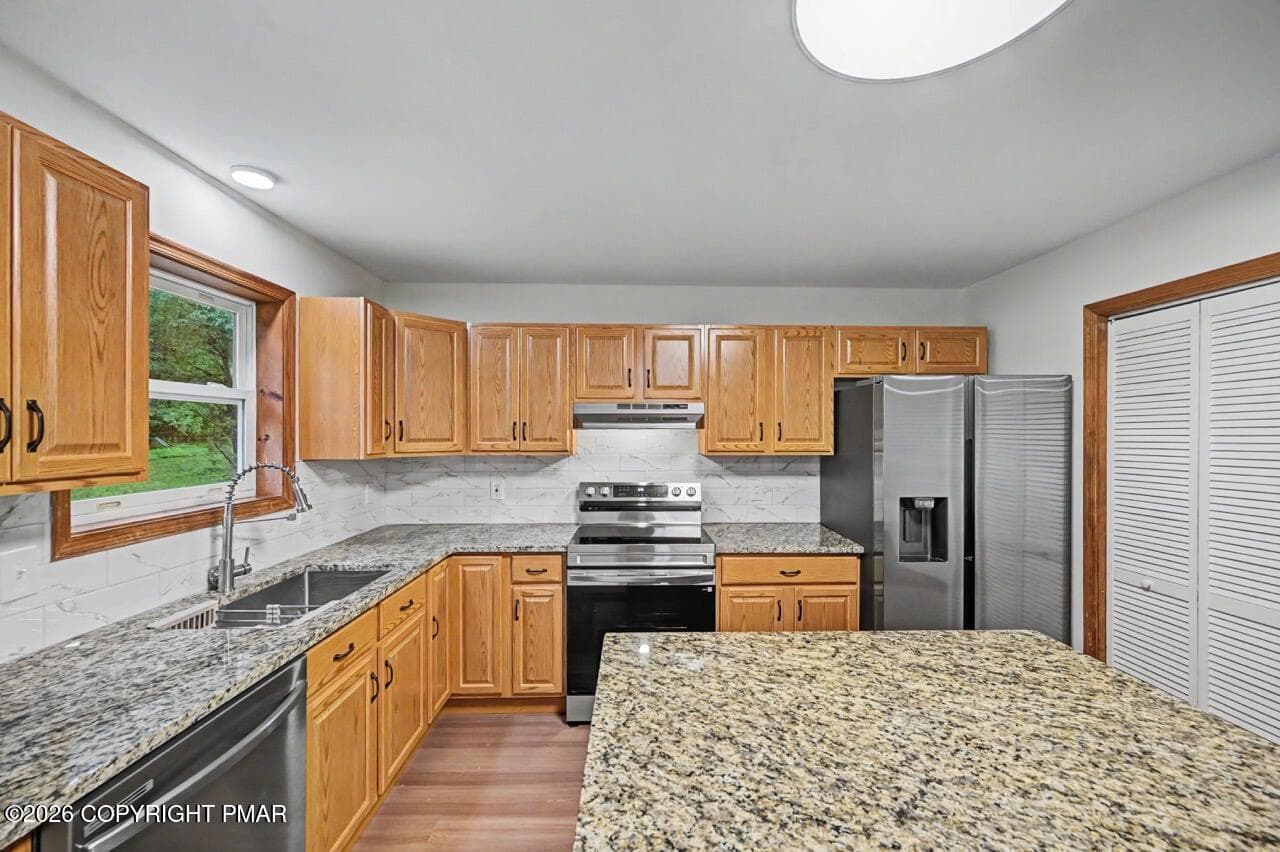 Kitchen w/ Stainless Steel Appliances - 564 Cayuga Drive, Tobyhanna, PA 18466, Tobyhanna