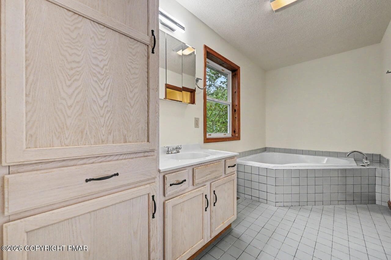 Primary Bath w/ Jacuzzi Tub & Shower - 564 Cayuga Drive, Tobyhanna, PA 18466, Tobyhanna