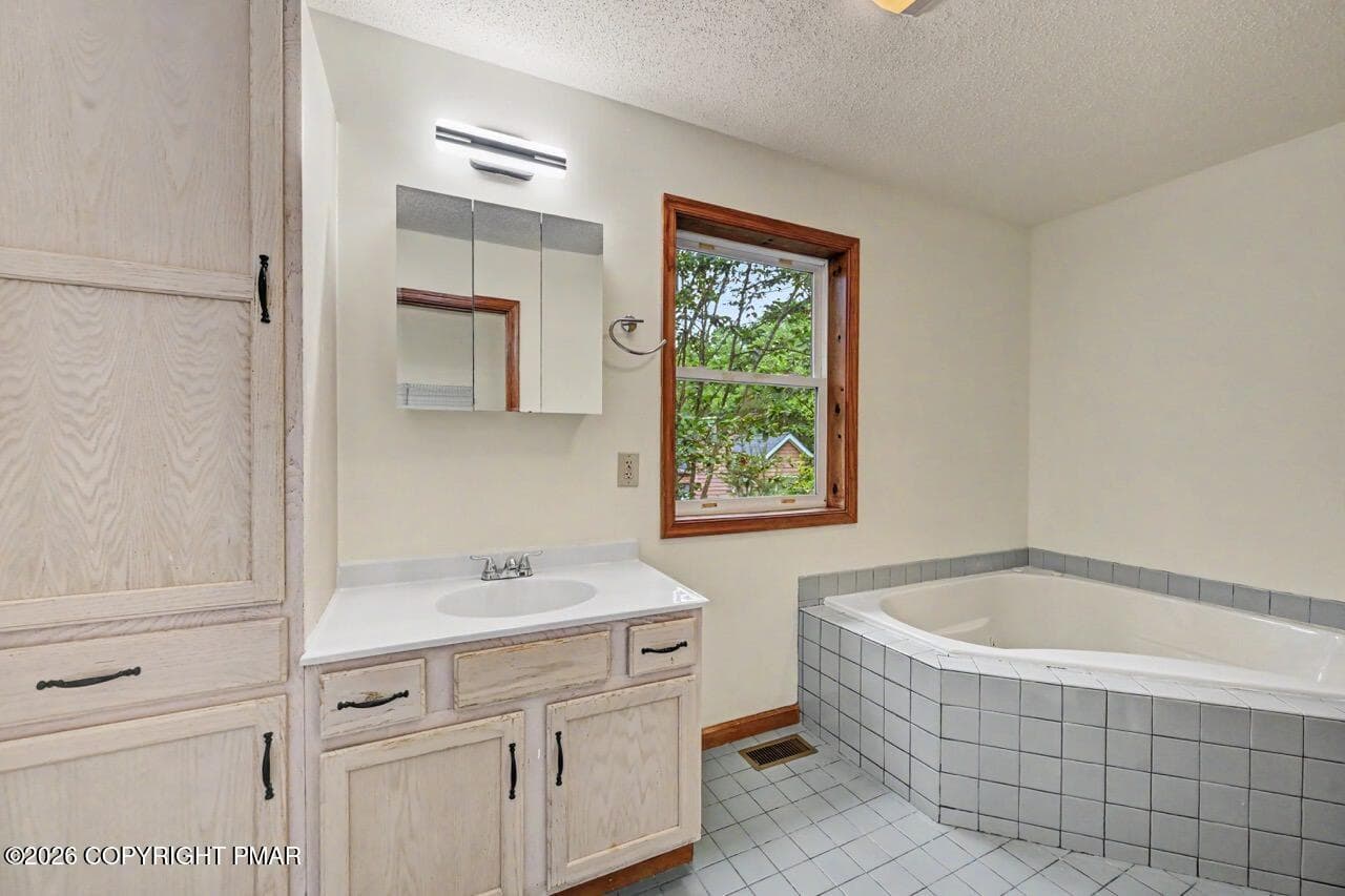 Tiled Jacuzzi Tub - 564 Cayuga Drive, Tobyhanna, PA 18466, Tobyhanna