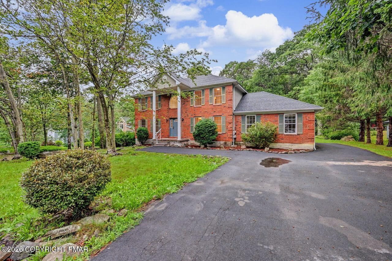 Spacious Driveway - 564 Cayuga Drive, Tobyhanna, PA 18466, Tobyhanna