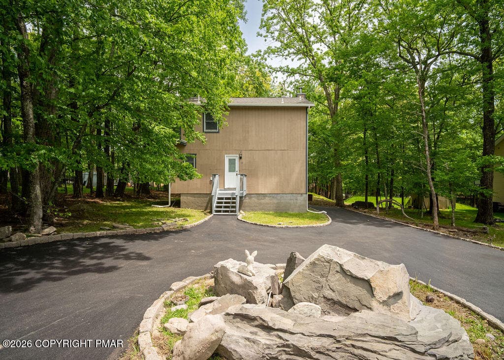 132 Cottonwood Court, Milford, PA 18337
