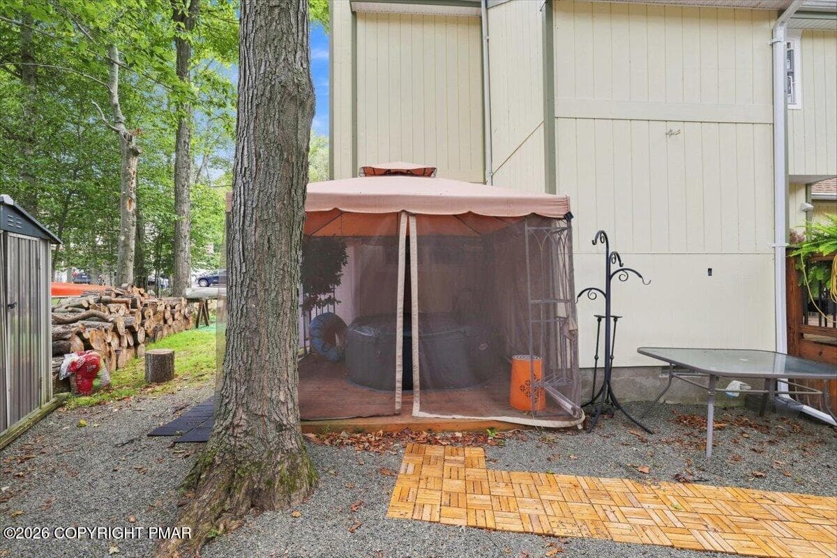 PORTABLE HOT SPA - 2385 Winding Way, Tobyhanna, PA 18466