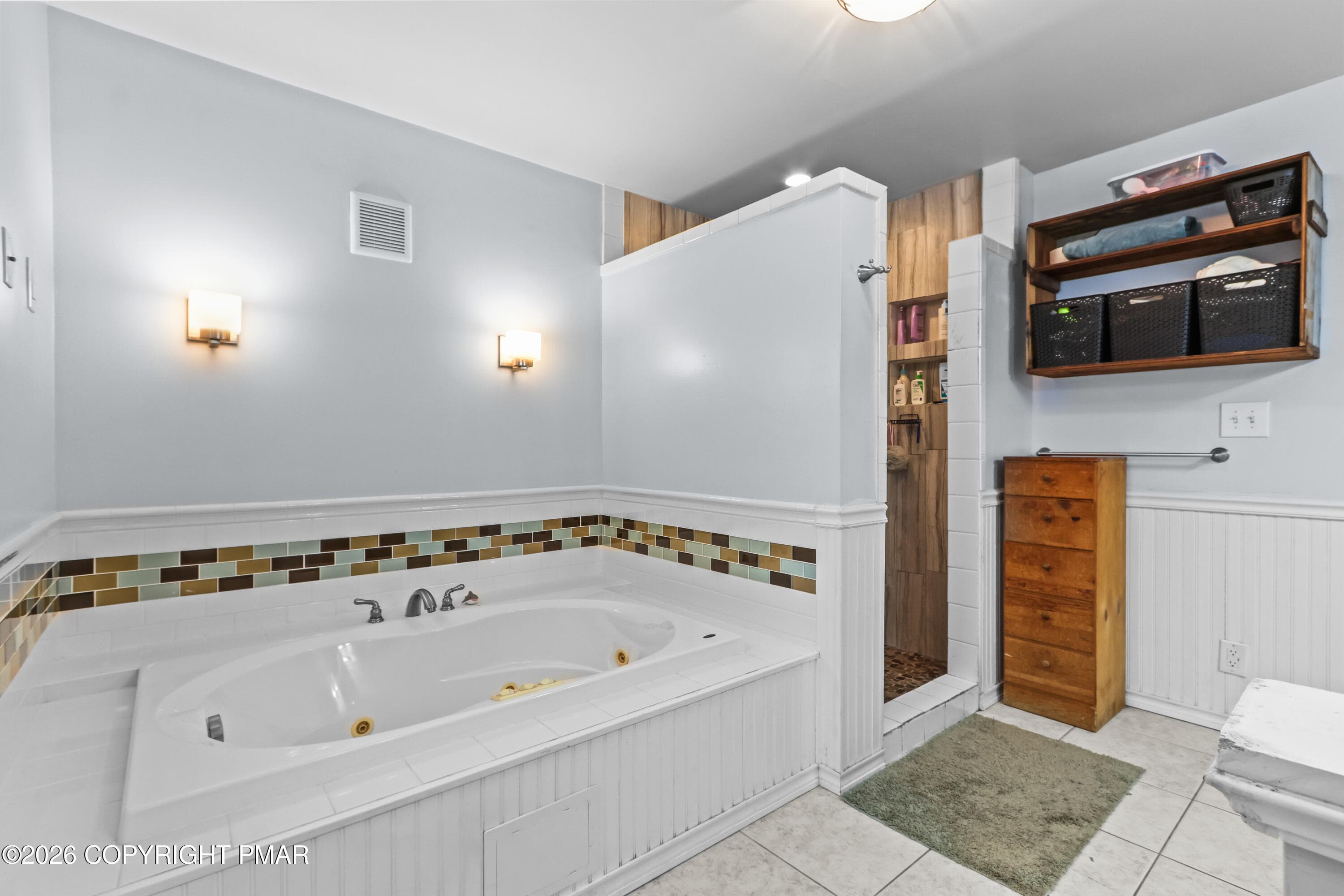 Bath 1 (4) - 5525 Lehigh Avenue, Whitehall, PA 18052, Whitehall