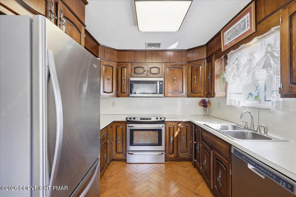 Kitchen - 7121 Kingstead Drive, Slatington, PA 18080, Slatington