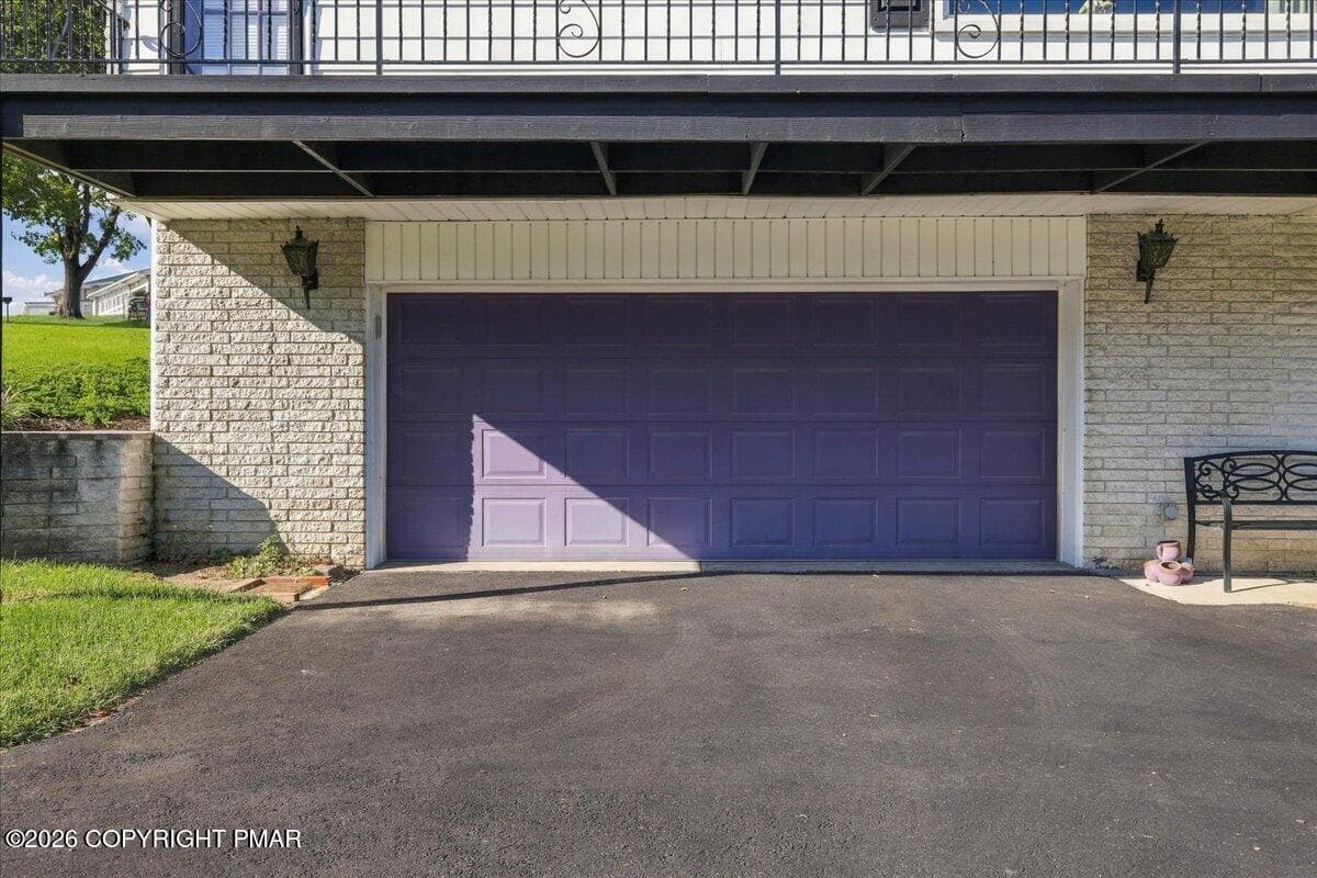 Garage Door - 7121 Kingstead Drive, Slatington, PA 18080, Slatington