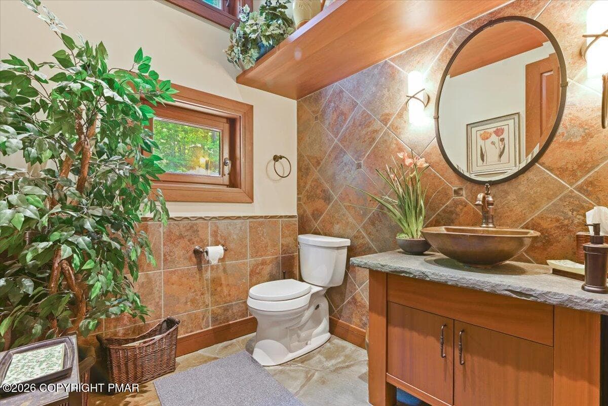 0032 Main floor half bath - 165 Pennwood Drive, Greentown, PA 18426, Greentown