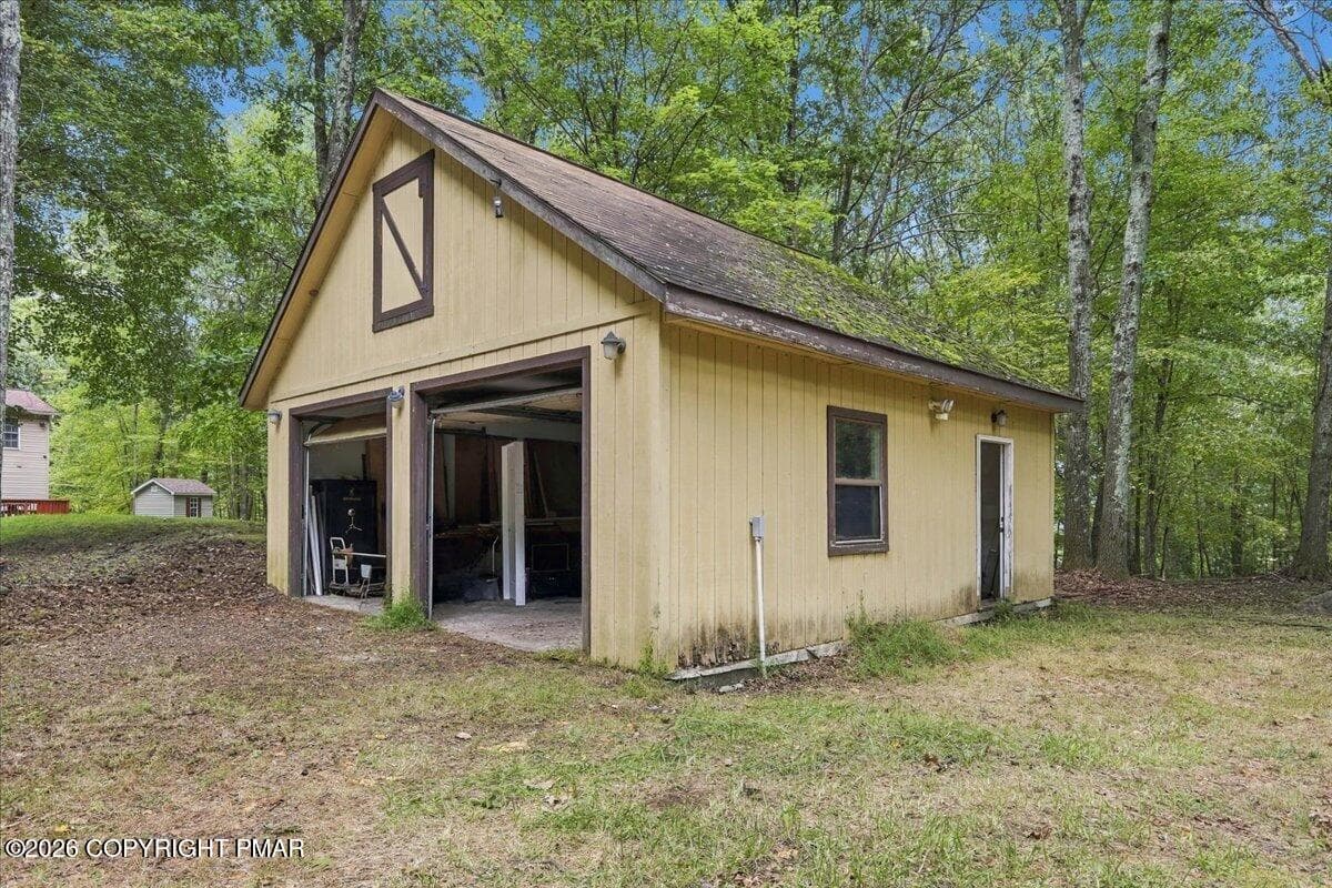 Garage - 184 Swallow Circle, Bushkill, PA 18324, Bushkill