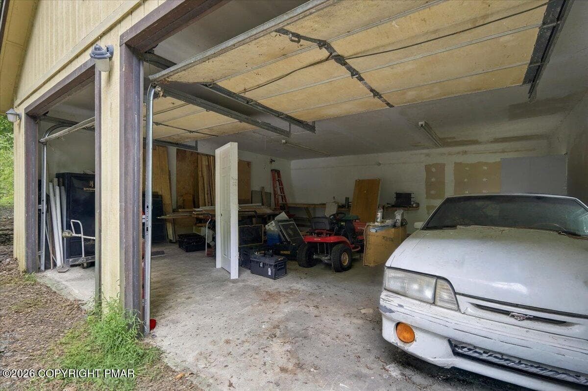 Garage - 184 Swallow Circle, Bushkill, PA 18324, Bushkill