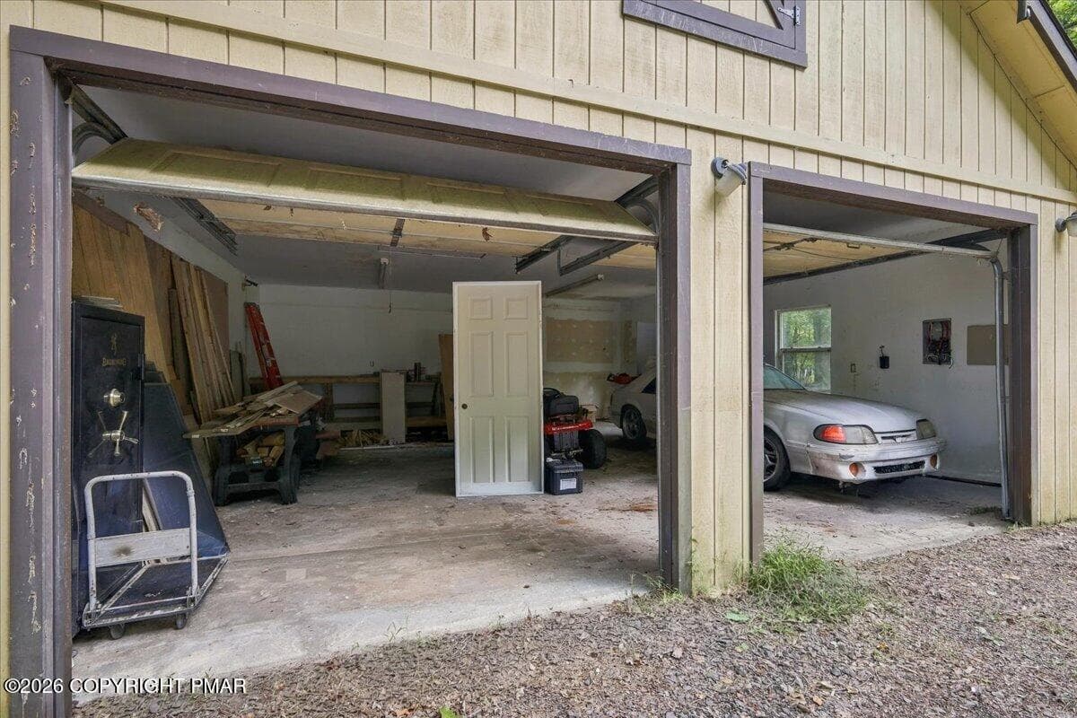 Garage - 184 Swallow Circle, Bushkill, PA 18324, Bushkill