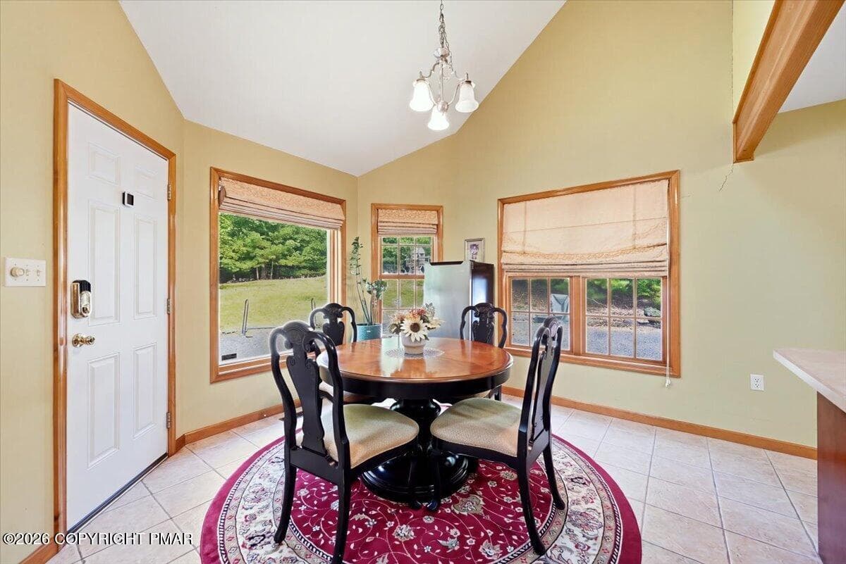 Breakfast Nook - 104 Arbor Way, Stroudsburg, PA 18360, Stroudsburg