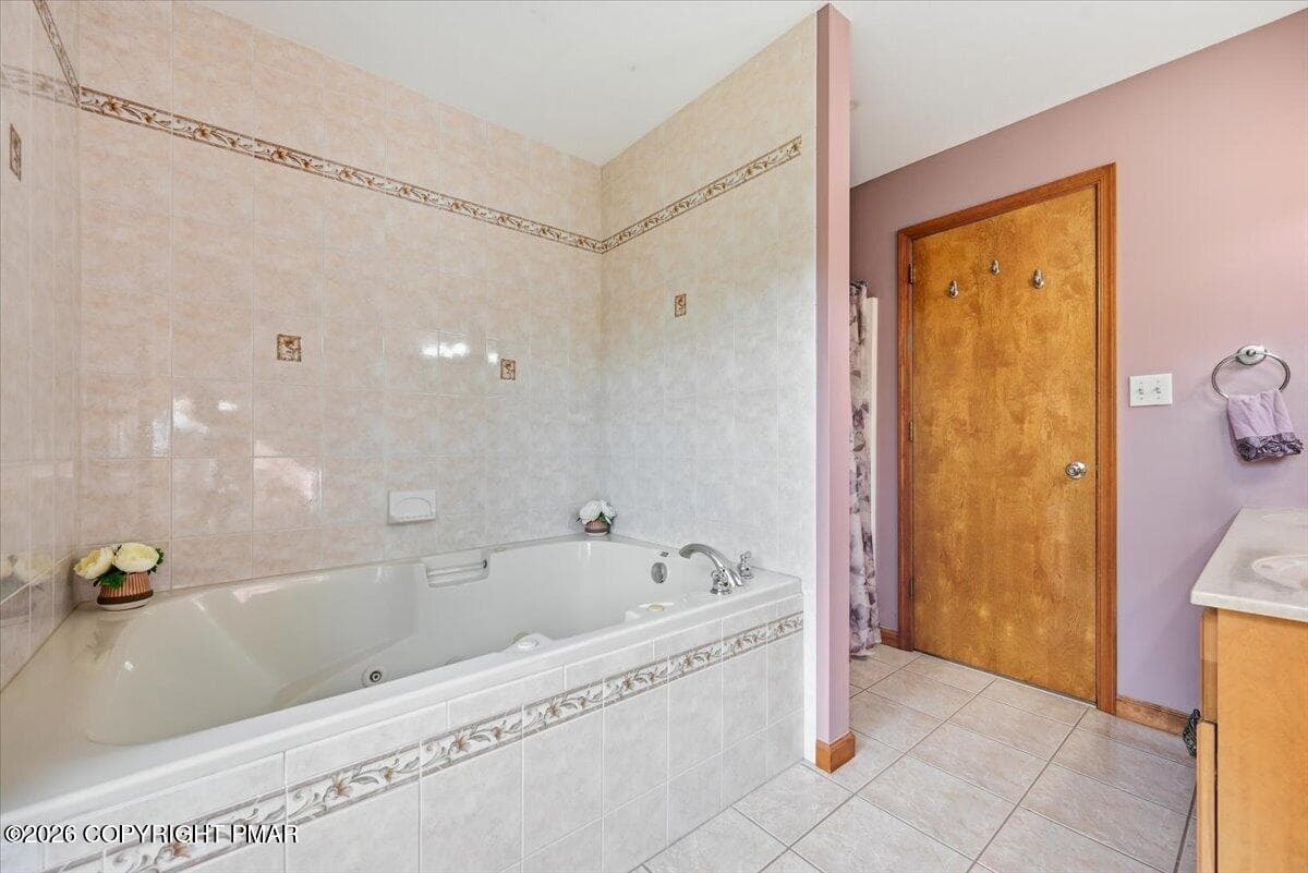 Primary Bath Jetted Tub - 104 Arbor Way, Stroudsburg, PA 18360, Stroudsburg