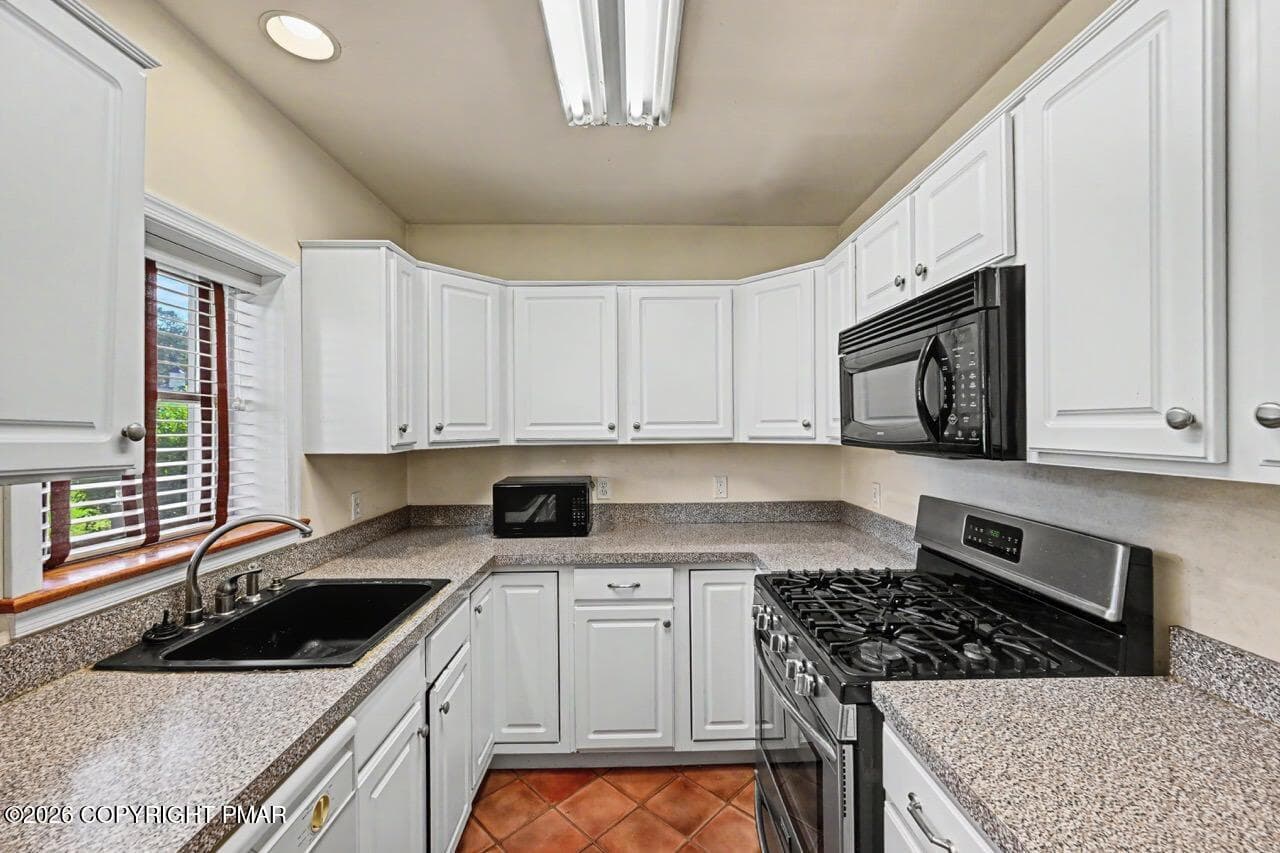 Galley Kitchen w/ Propane Stove - 2367 Route 209, Sciota, PA 18354, Sciota