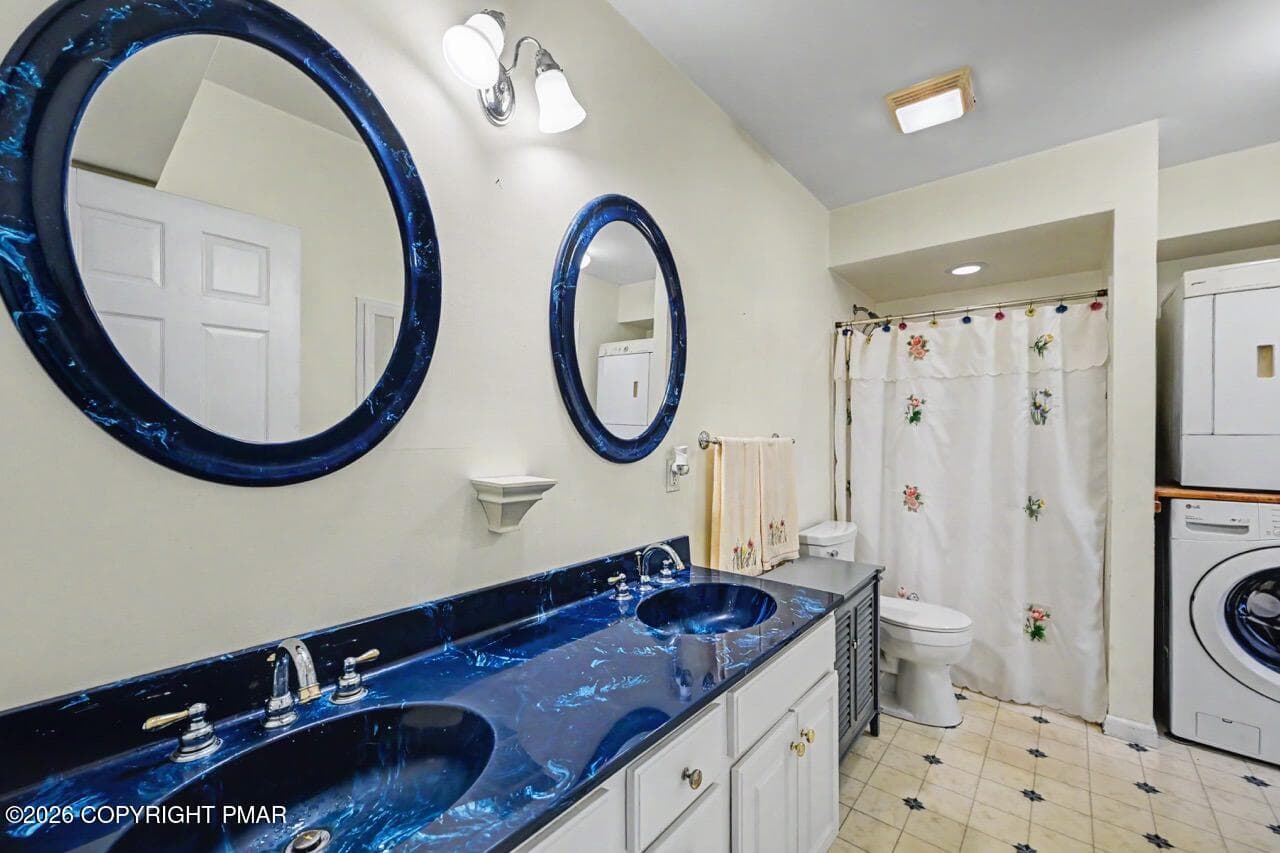 Main Full Bath w/ Double Sinks - 2367 Route 209, Sciota, PA 18354, Sciota