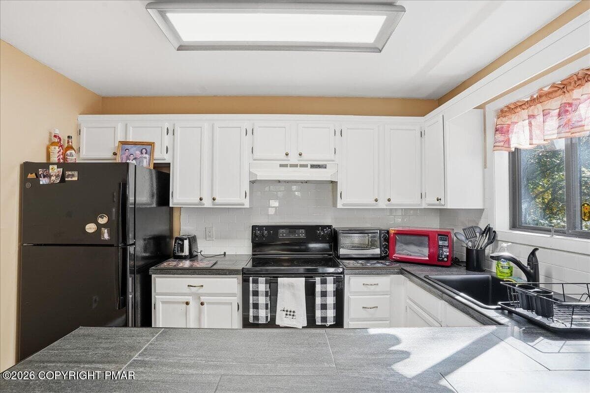 Kitchen Breakfast Bar - 195 Mallard Lane, Bushkill, PA 18324, Bushkill