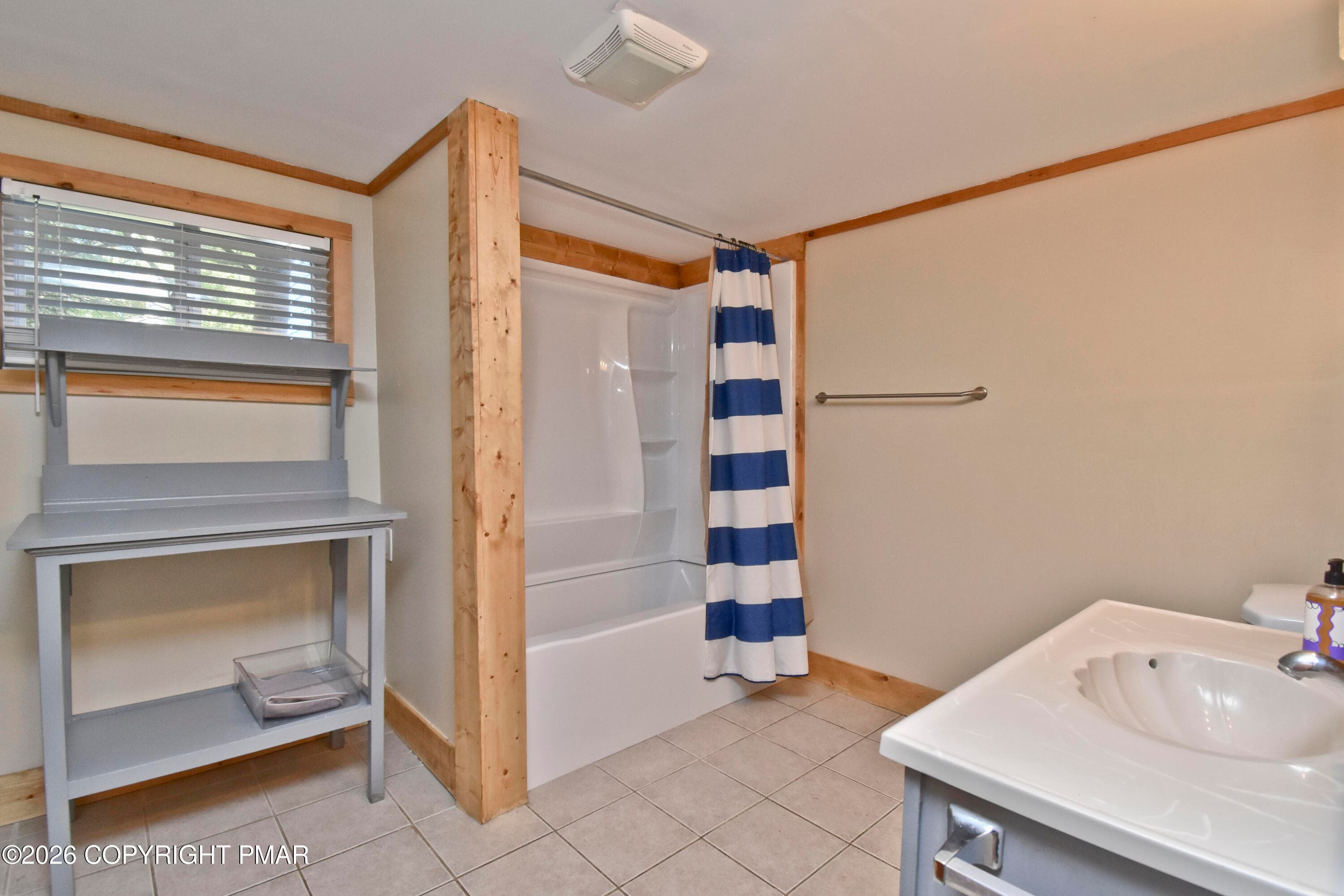 4 Lakeside Bath - 271 Route 390, Tafton, PA 18464, Tafton