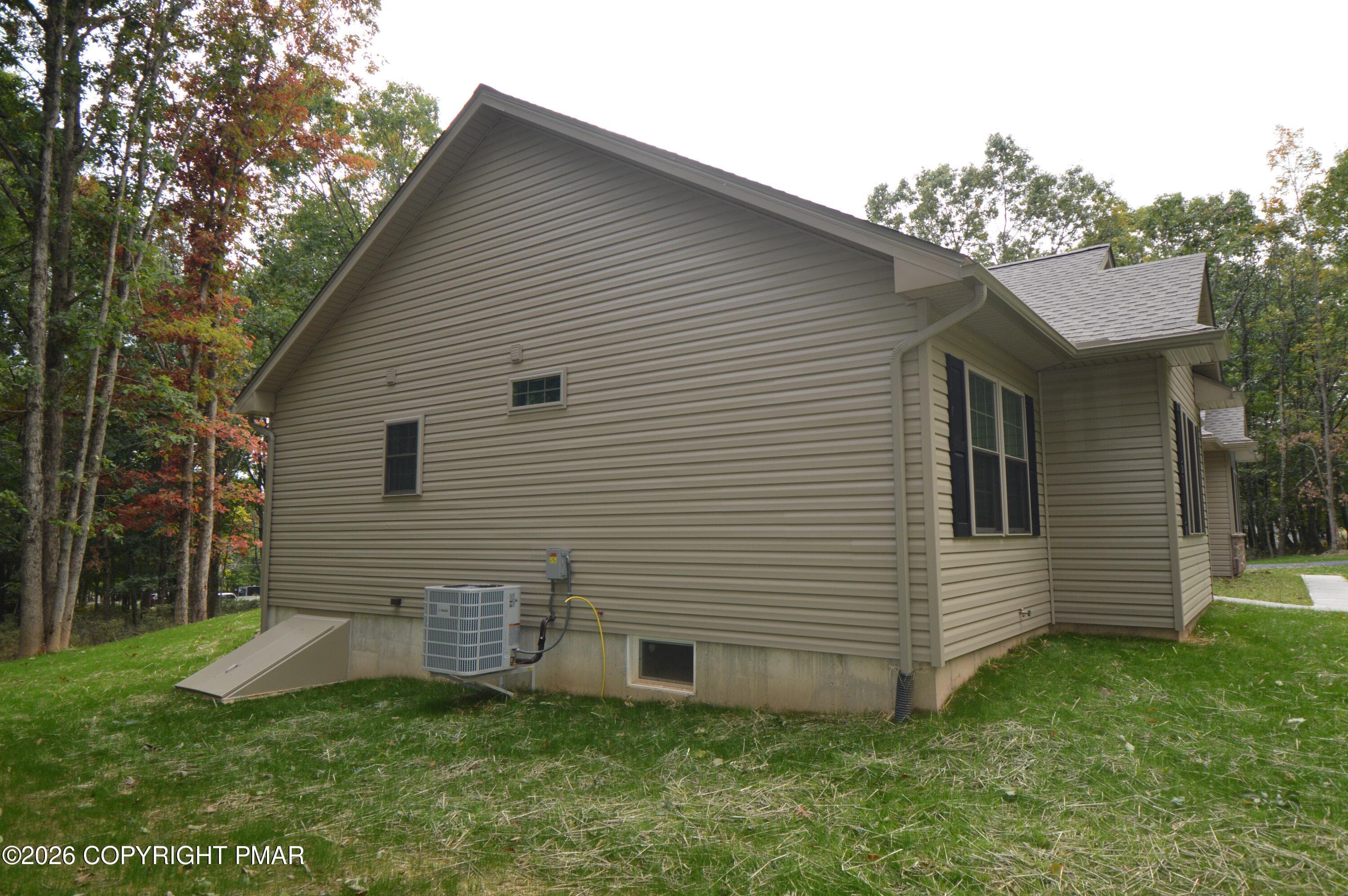 Side view - 120 Ozark Drive, Effort, PA 18330, Effort