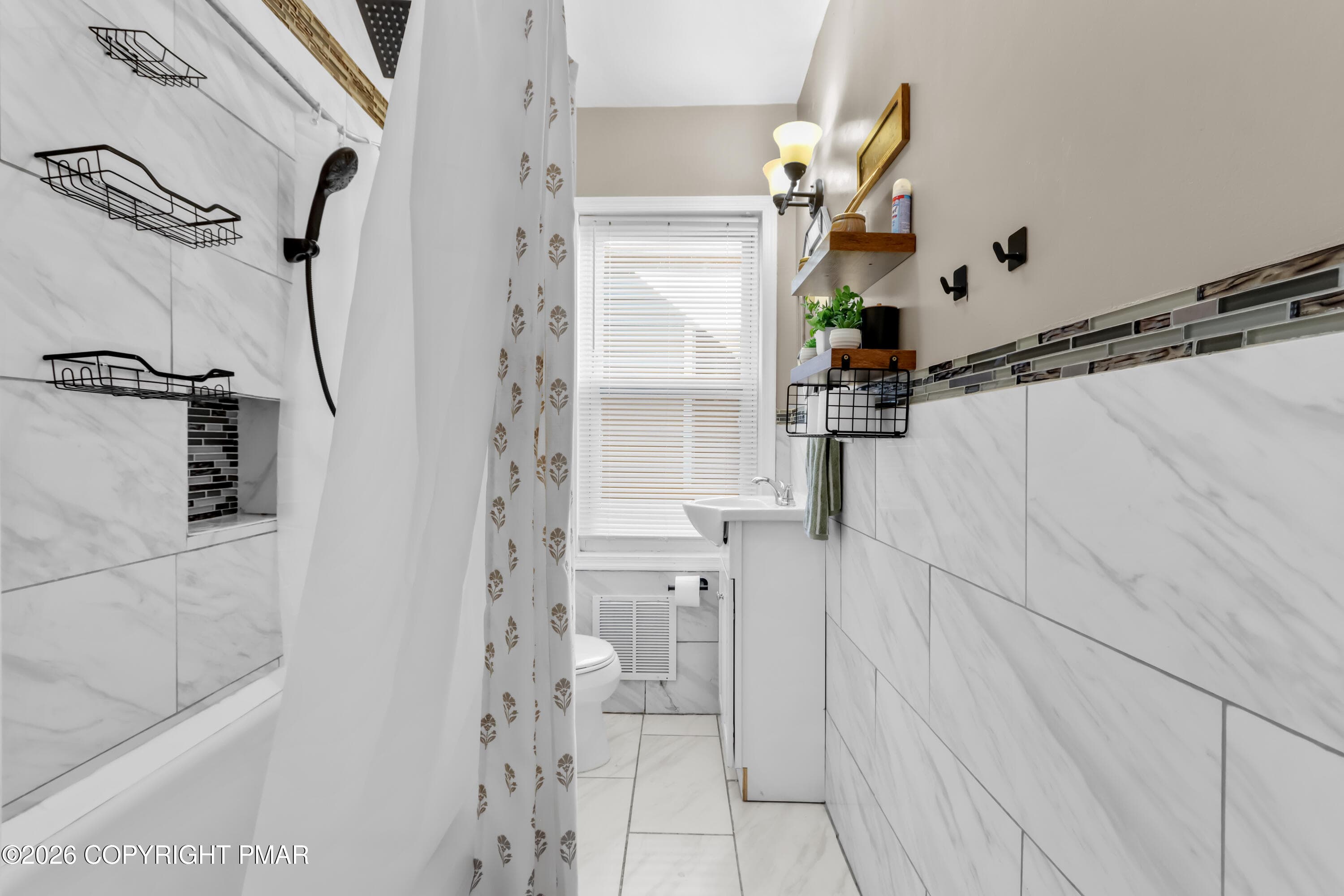 Unit 2 Bath 1 - 1039 Washington Street, Easton, PA 18042, Easton