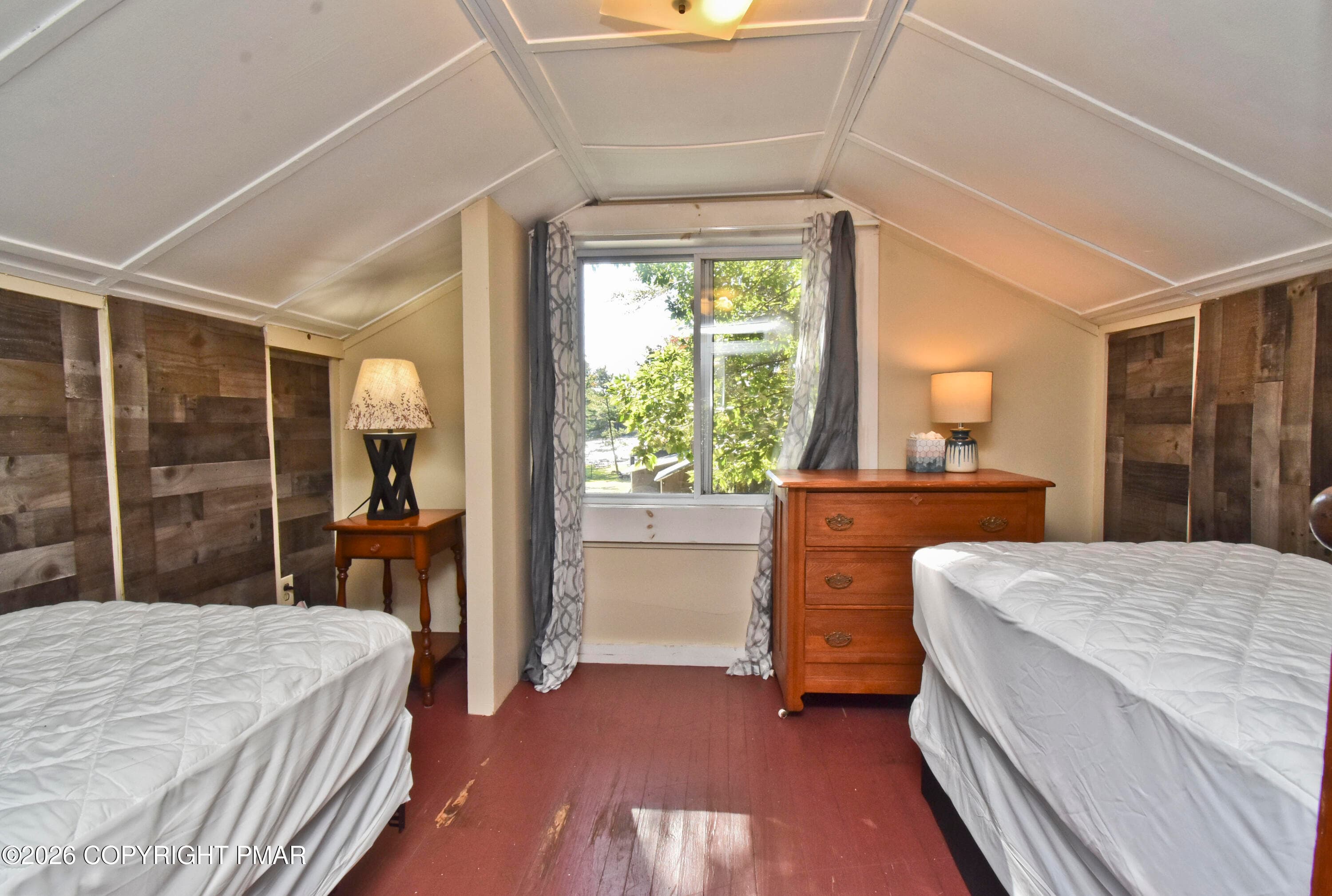 5 Carriage House Bed (1) - 271 Route 390, Tafton, PA 18464