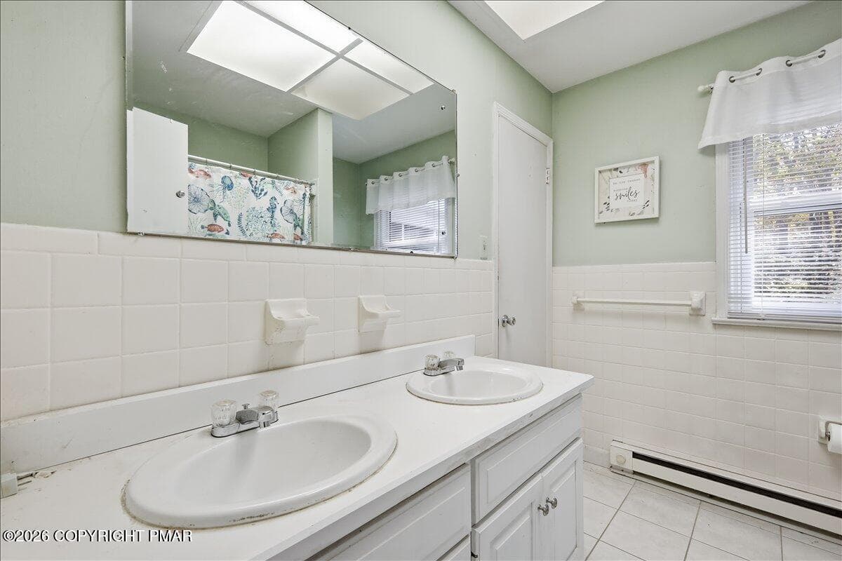 Upper Level bath - 2106 Beech Lane, Tobyhanna, PA 18466
